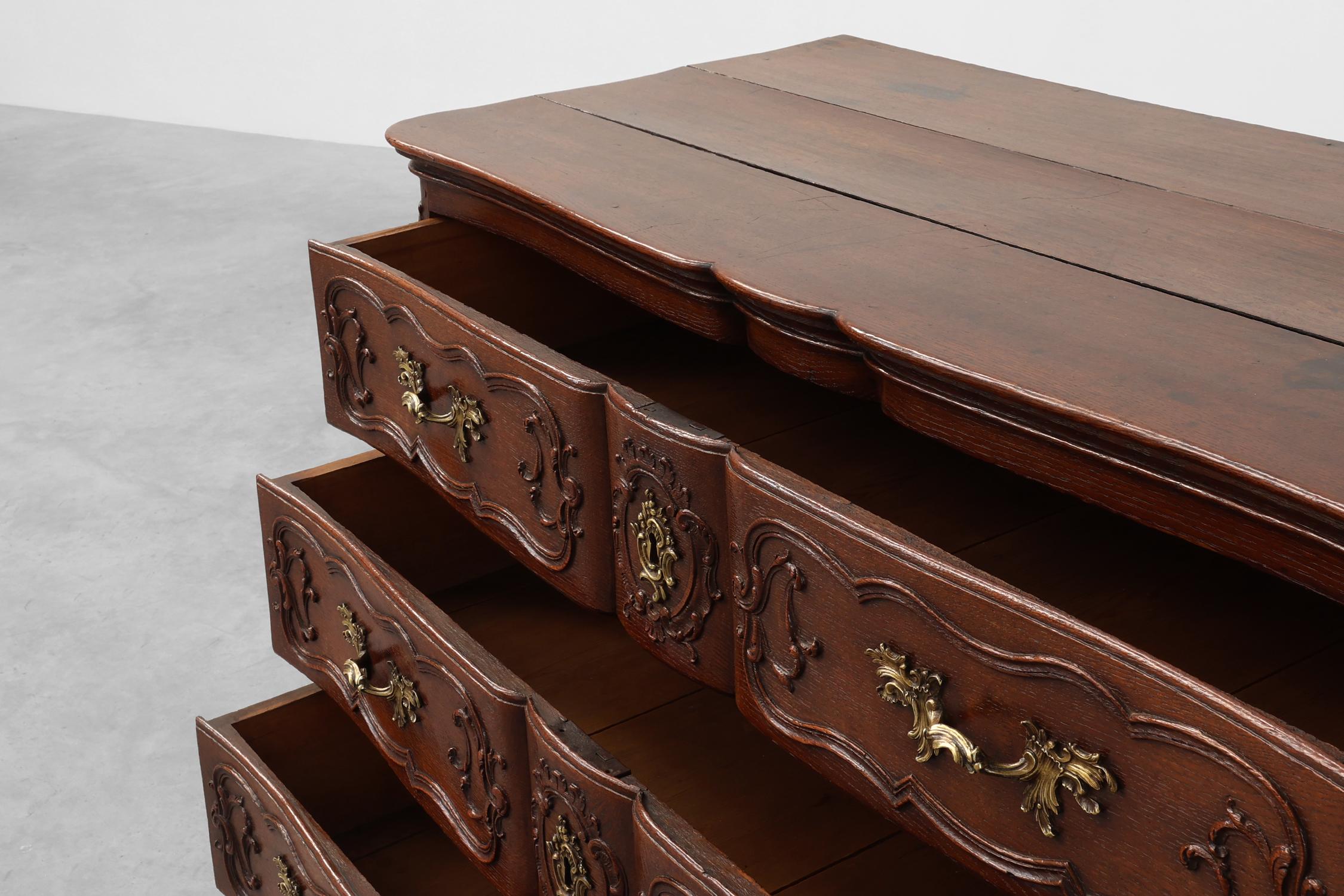 Commode en chêne du XVIIIe siècle de style Louis XV, fabriquée à la main en vente 1