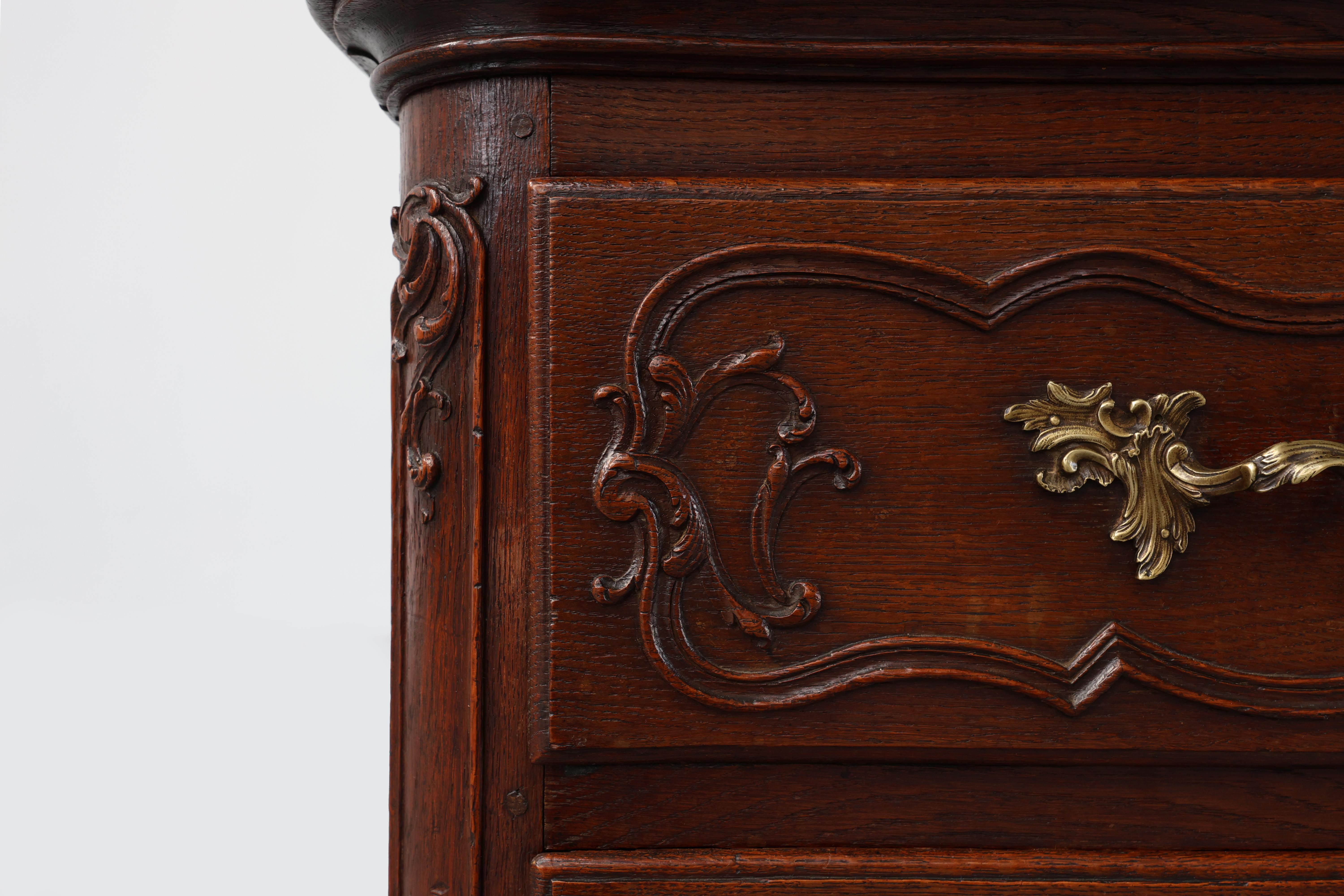 Commode en chêne du XVIIIe siècle de style Louis XV, fabriquée à la main en vente 2
