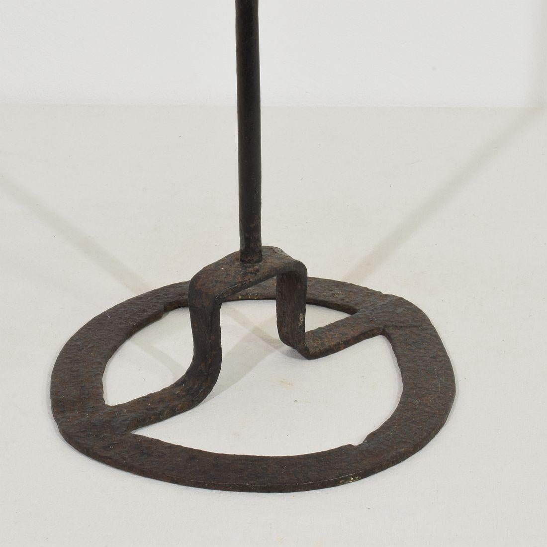 Französischer handgeschmiedeter Eisen-Kerzenhalter aus dem 18. im Angebot 6