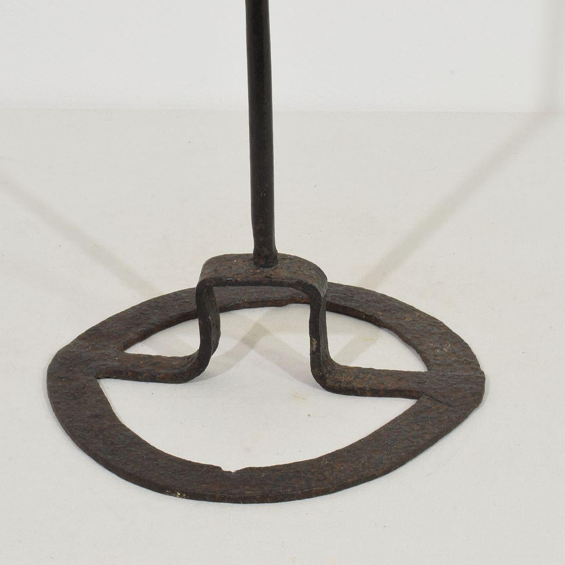 Französischer handgeschmiedeter Eisen-Kerzenhalter aus dem 18. im Angebot 7