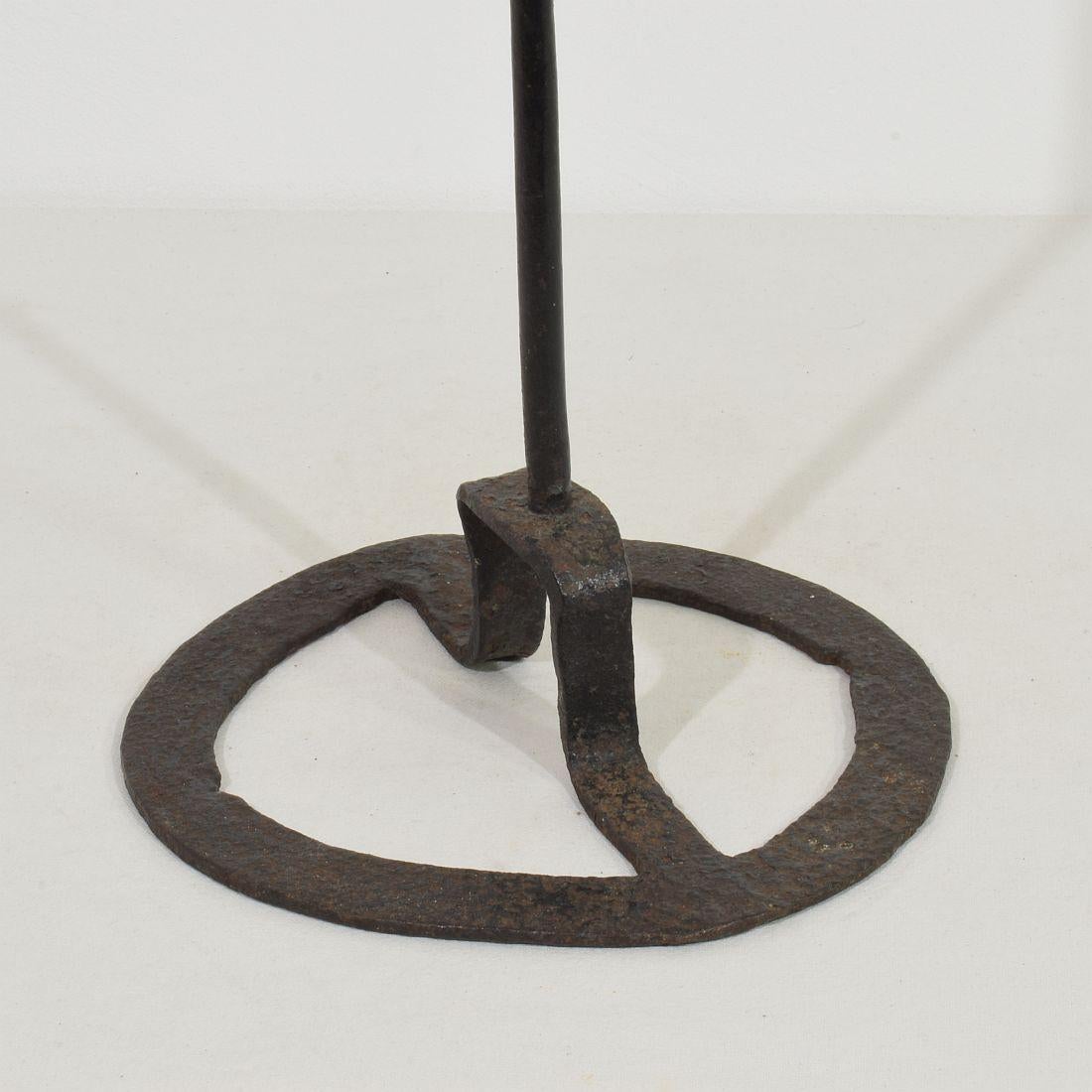 Französischer handgeschmiedeter Eisen-Kerzenhalter aus dem 18. im Angebot 8