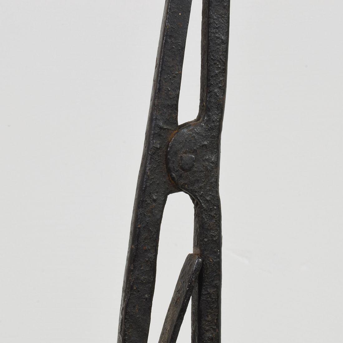Französischer handgeschmiedeter Eisen-Kerzenhalter aus dem 18. im Angebot 10