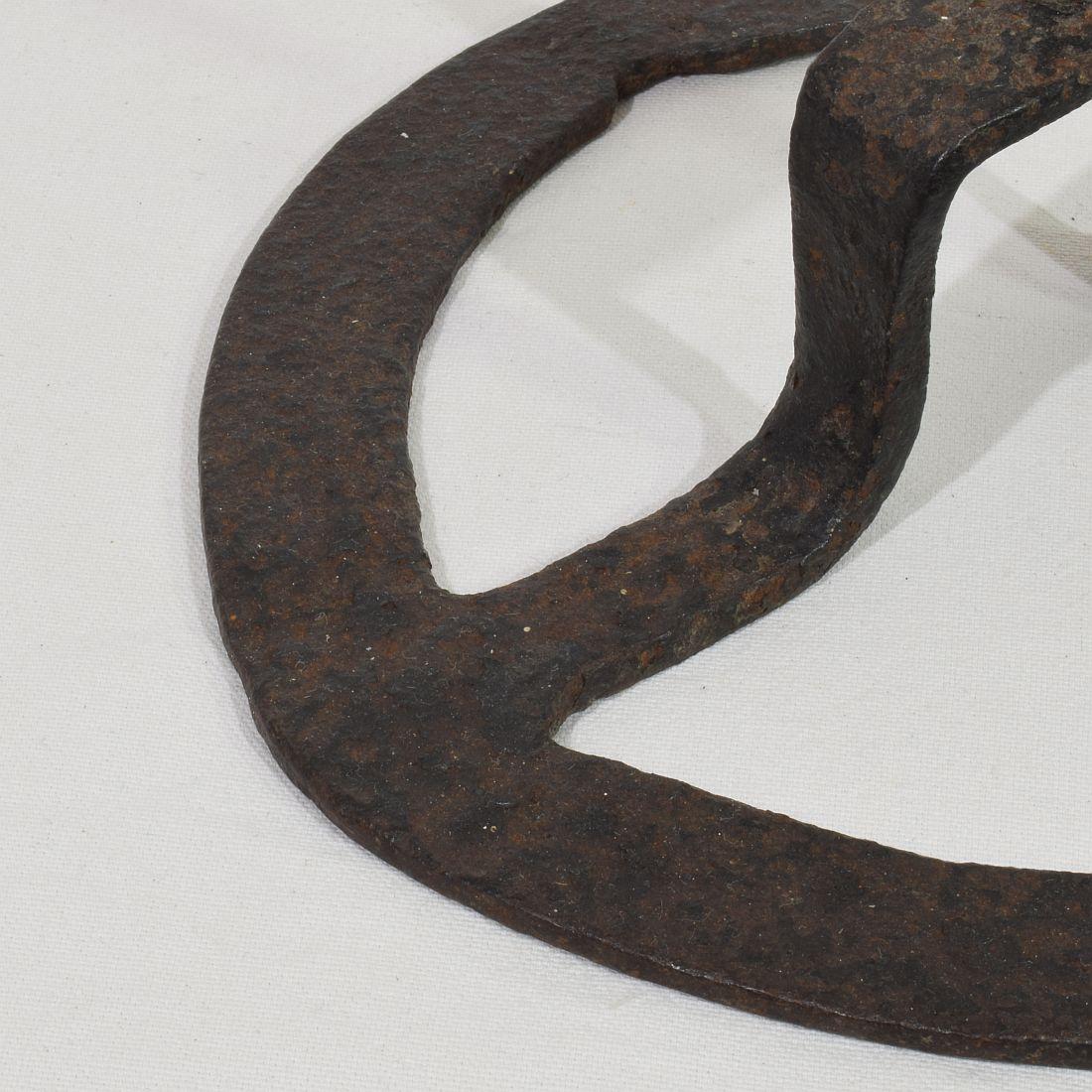Französischer handgeschmiedeter Eisen-Kerzenhalter aus dem 18. im Angebot 12
