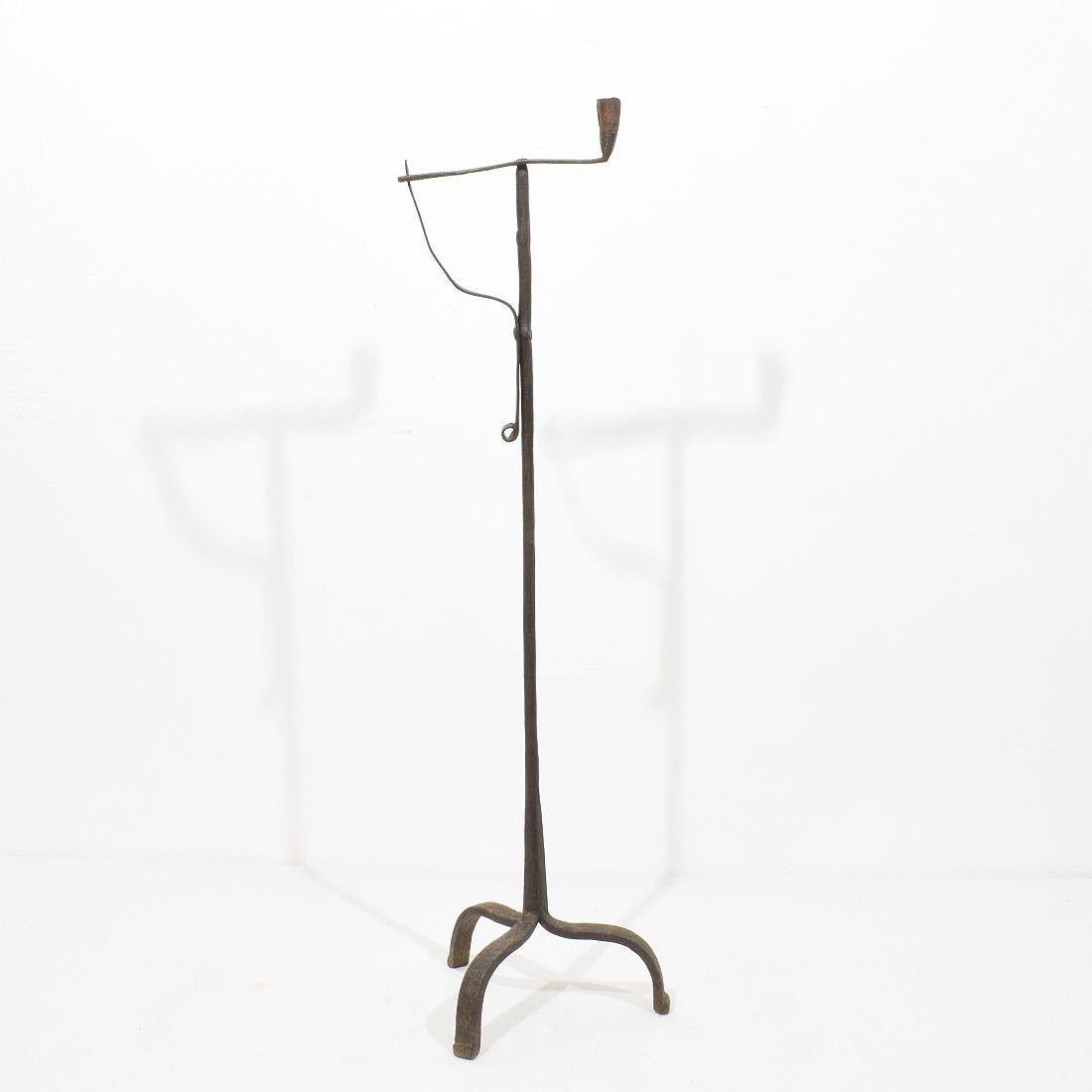 Antico e bellissimo portacandele in ferro forgiato a mano. Incredibile pezzo d'epoca con un design molto puro e rustico. Nonostante la sua età elevata, questo  Il candelabro è ancora molto resistente.
Francia, circa 1700-1750. Intemperie 
