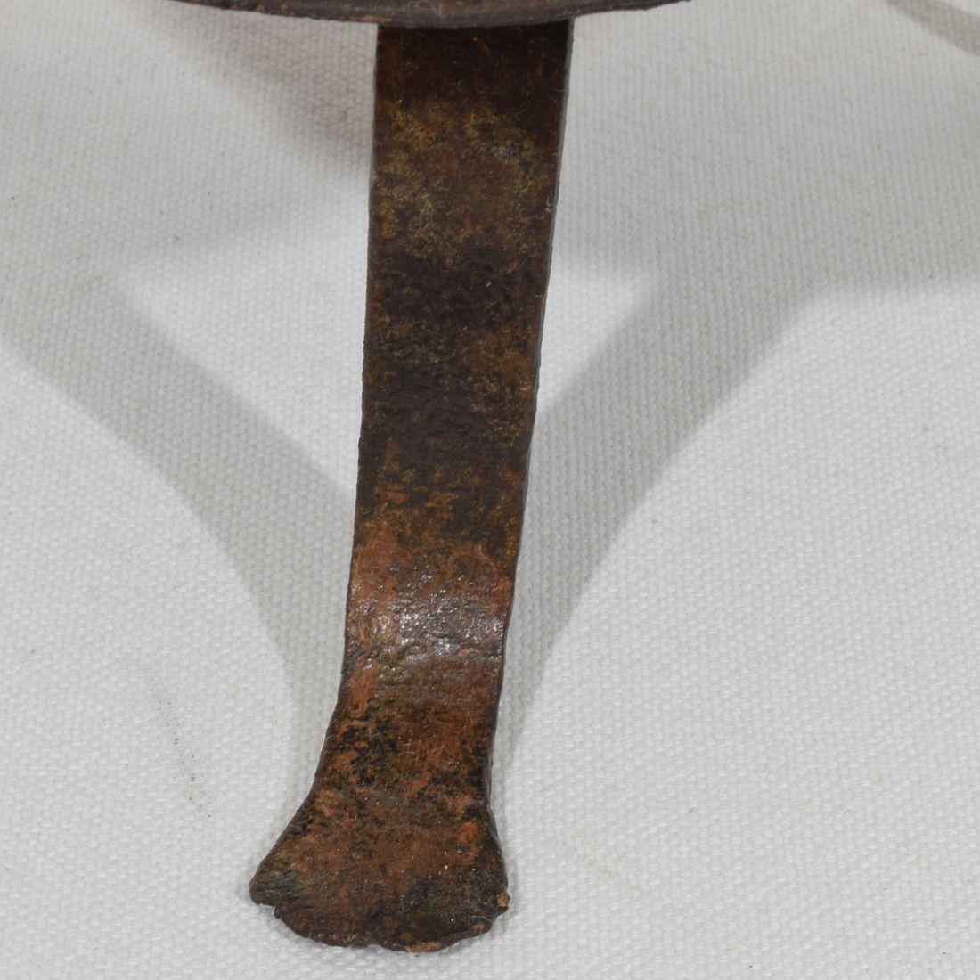 Französischer, handgeschmiedeter Rat De Cave-Kerzenhalter aus Eisen, 18. Jahrhundert im Angebot 9