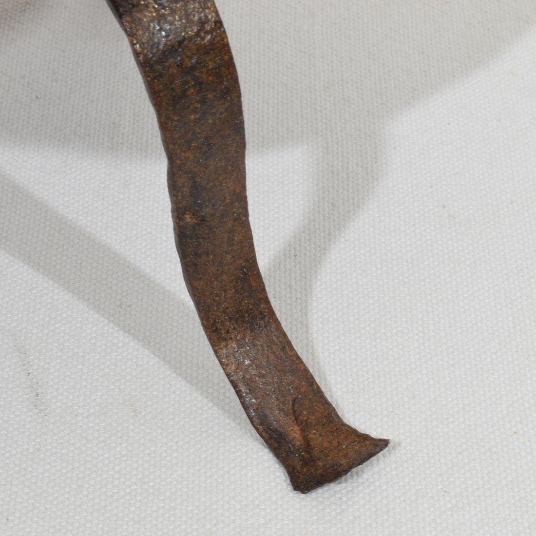 Französischer, handgeschmiedeter Rat De Cave-Kerzenhalter aus Eisen, 18. Jahrhundert im Angebot 11