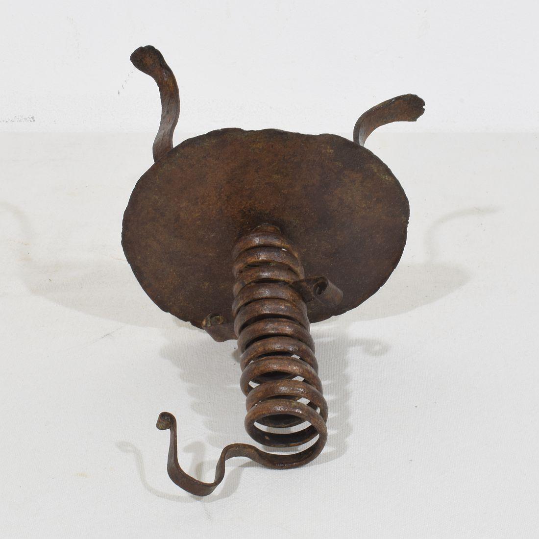 Französischer, handgeschmiedeter Rat De Cave-Kerzenhalter aus Eisen, 18. Jahrhundert im Angebot 12