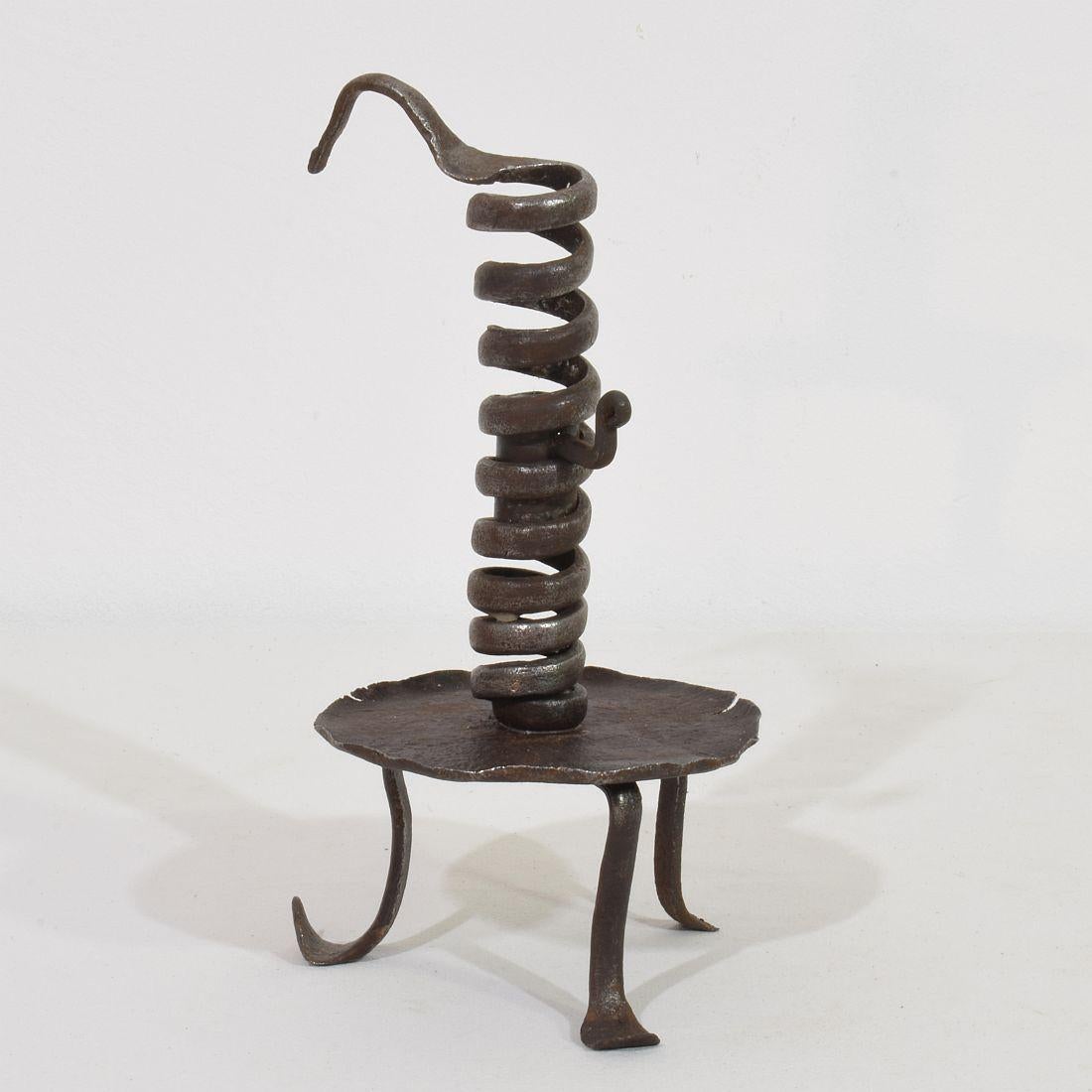 French, 18th Century, Hand Forged Iron Rat De Cave Candleholder In Good Condition In Buisson, FR