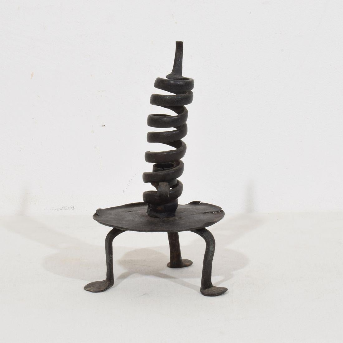 French, 18th Century, Hand Forged Iron Rat De Cave Candleholder In Good Condition For Sale In Buisson, FR