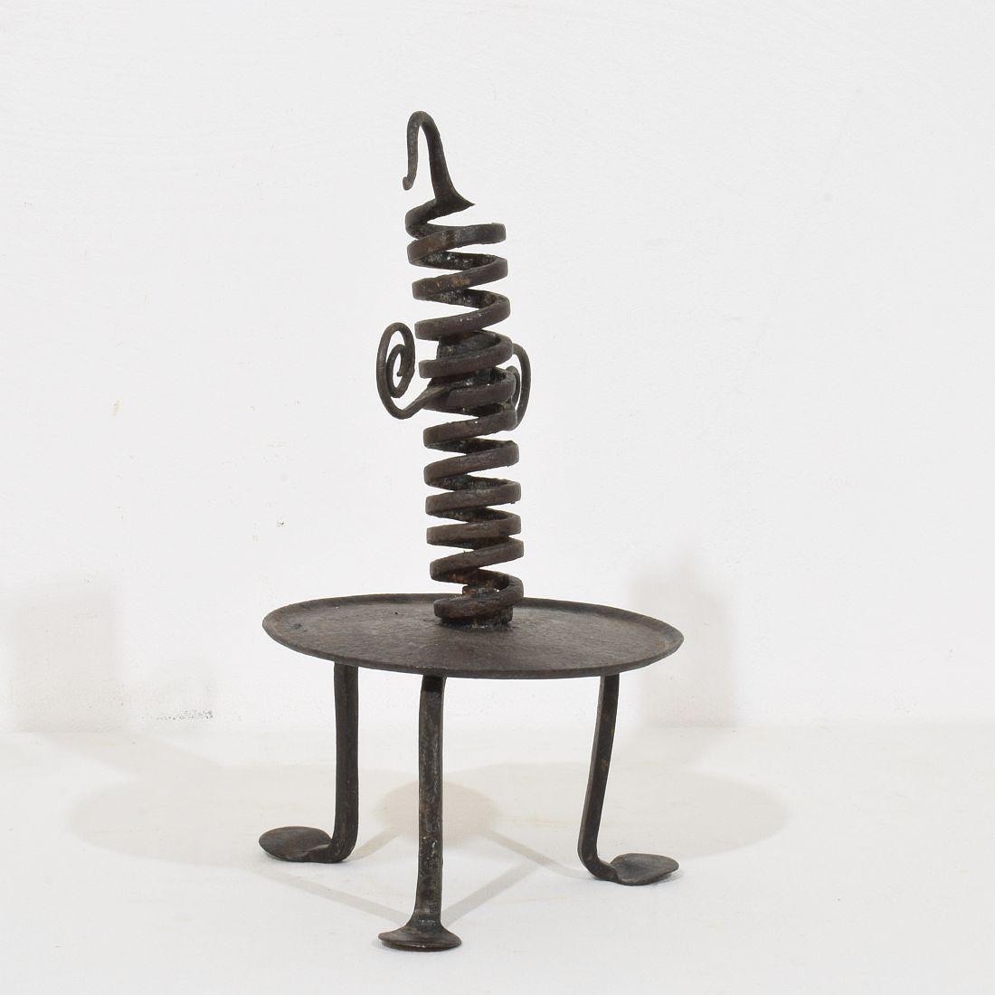 French, 18th Century, Hand Forged Iron Rat De Cave Candleholder In Good Condition For Sale In Buisson, FR