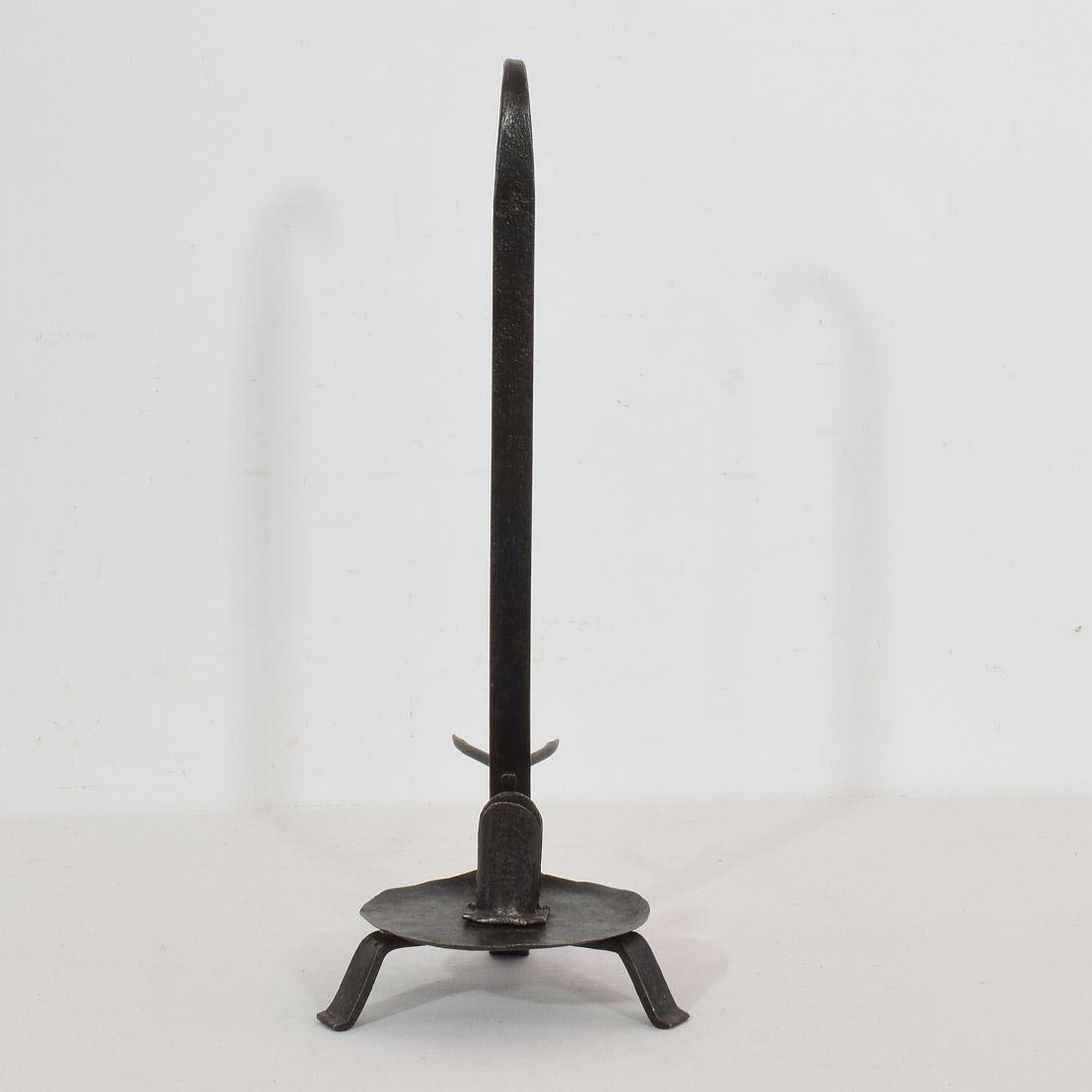 French 18th Century Hand Forged Iron Rat De Cave Candleholder In Good Condition In Buisson, FR