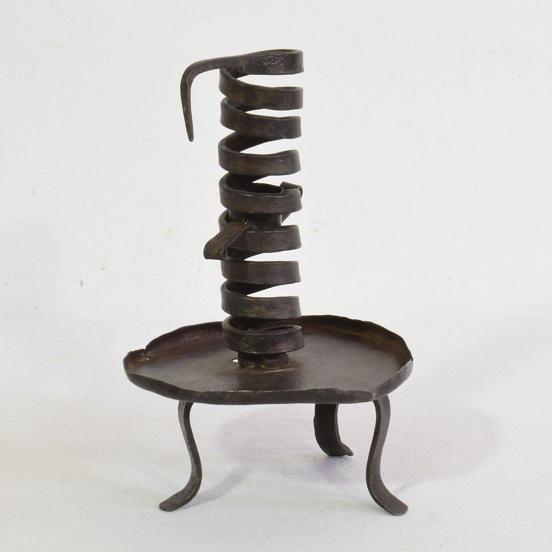 French, 18th Century, Hand Forged Iron Rat De Cave Candleholder In Good Condition In Buisson, FR