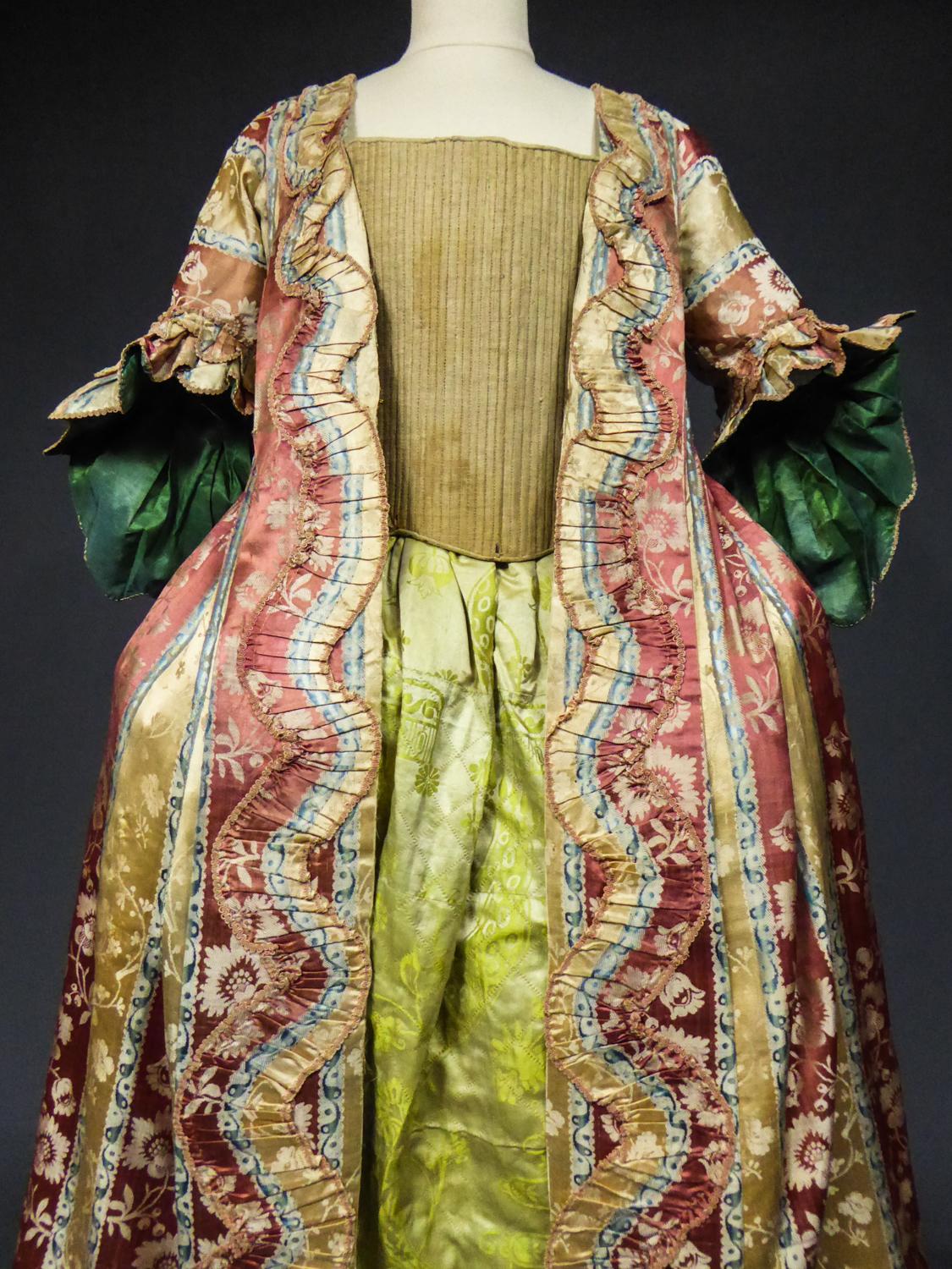 French 18th Century Interior Robe Volante Dress Louis XV Period In Good Condition In Toulon, FR