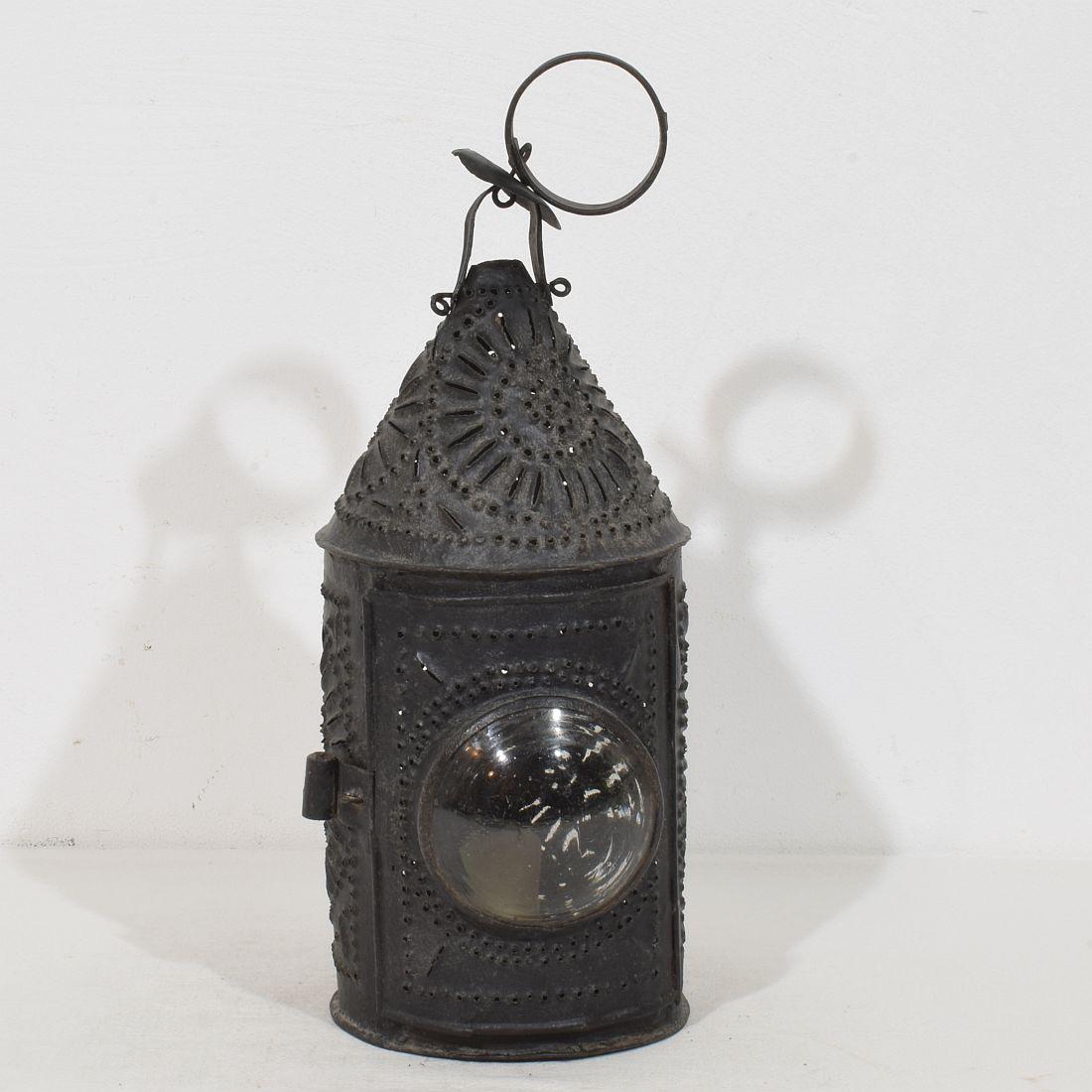 Precioso y raro farol de hierro con una asombrosa ventana de vidrio soplado,
Francia, hacia 1750-1800. Envejecido 
H:37 cm  Anch:16cm Prof:20cm 