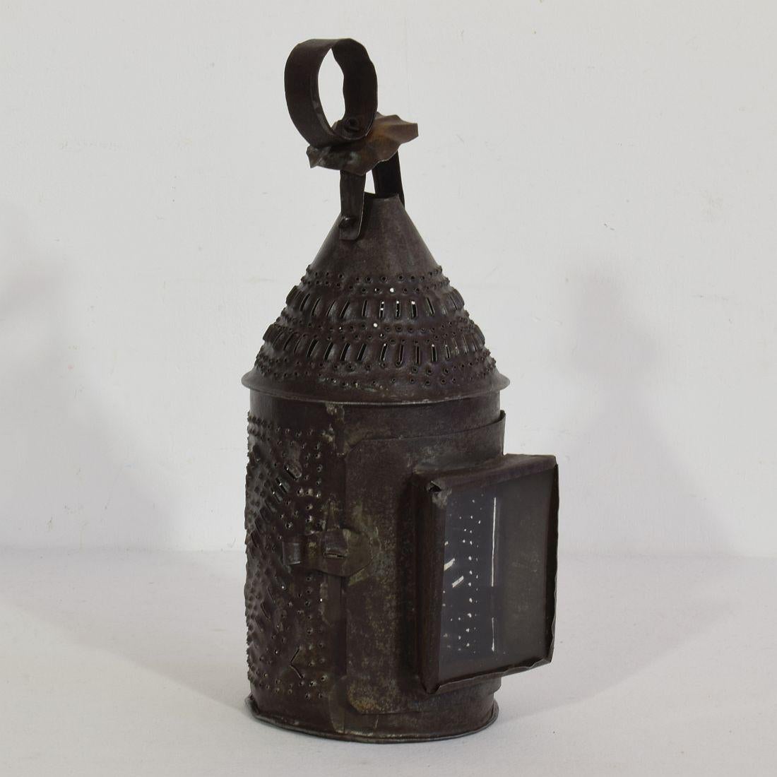 French 18th Century Iron Lantern In Good Condition In Buisson, FR