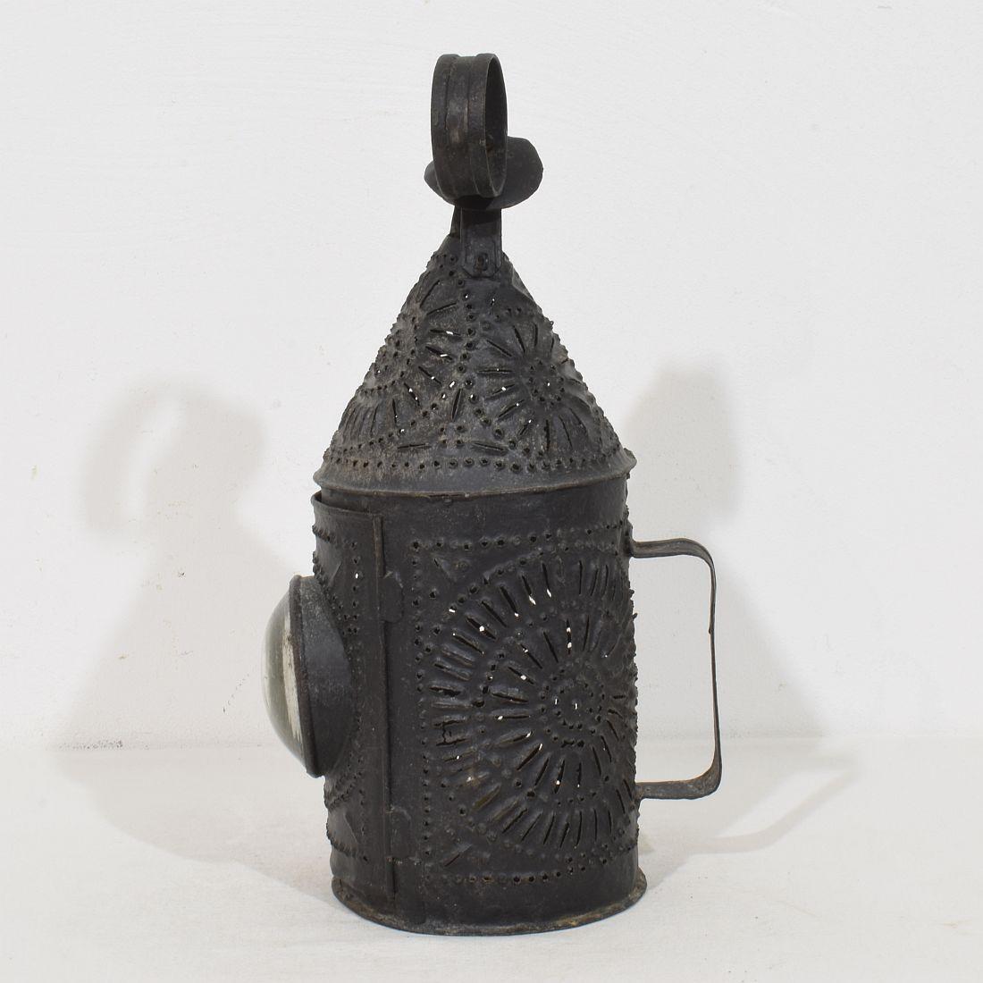 Farol de hierro francés del siglo XVIII siglo XVIII y antes en venta