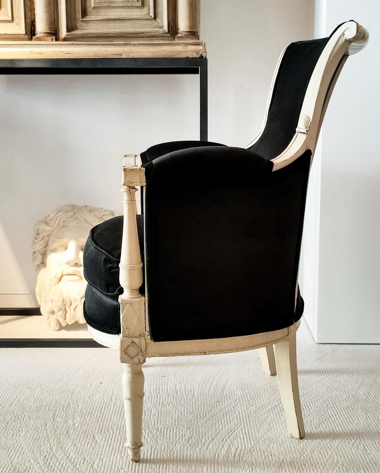Antike 18. Jahrhundert Französisch Directoire Sessel bergere.
Er ist aus Buchenholz und Eiche gefertigt, cremeweiß lackiert und mit schwarzem Samt aus dem Hause Gastón y Daniela bezogen.
Es ist in perfektem Zustand der Nutzung, da seine Struktur