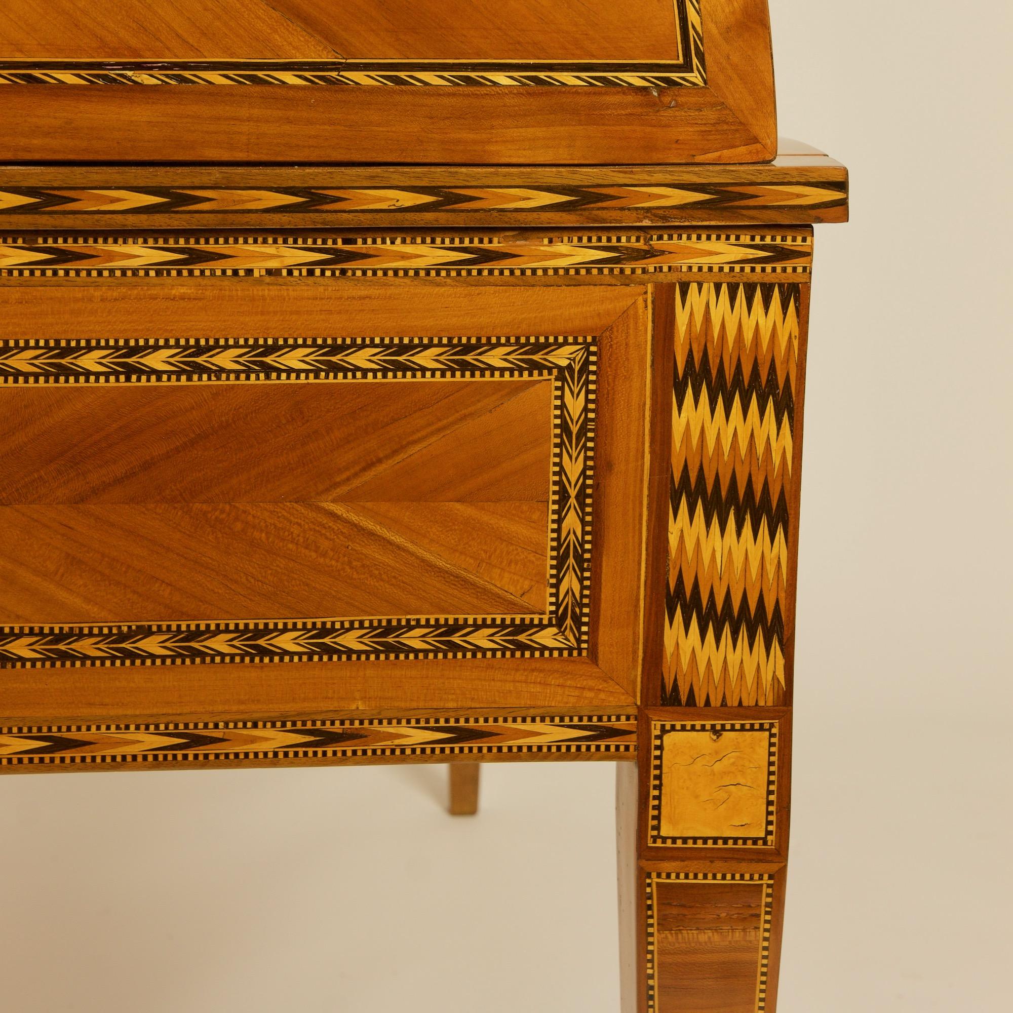 French 18th Century Large Louis XVI Marquetry Desk or Bureau à Cylindre For Sale 4