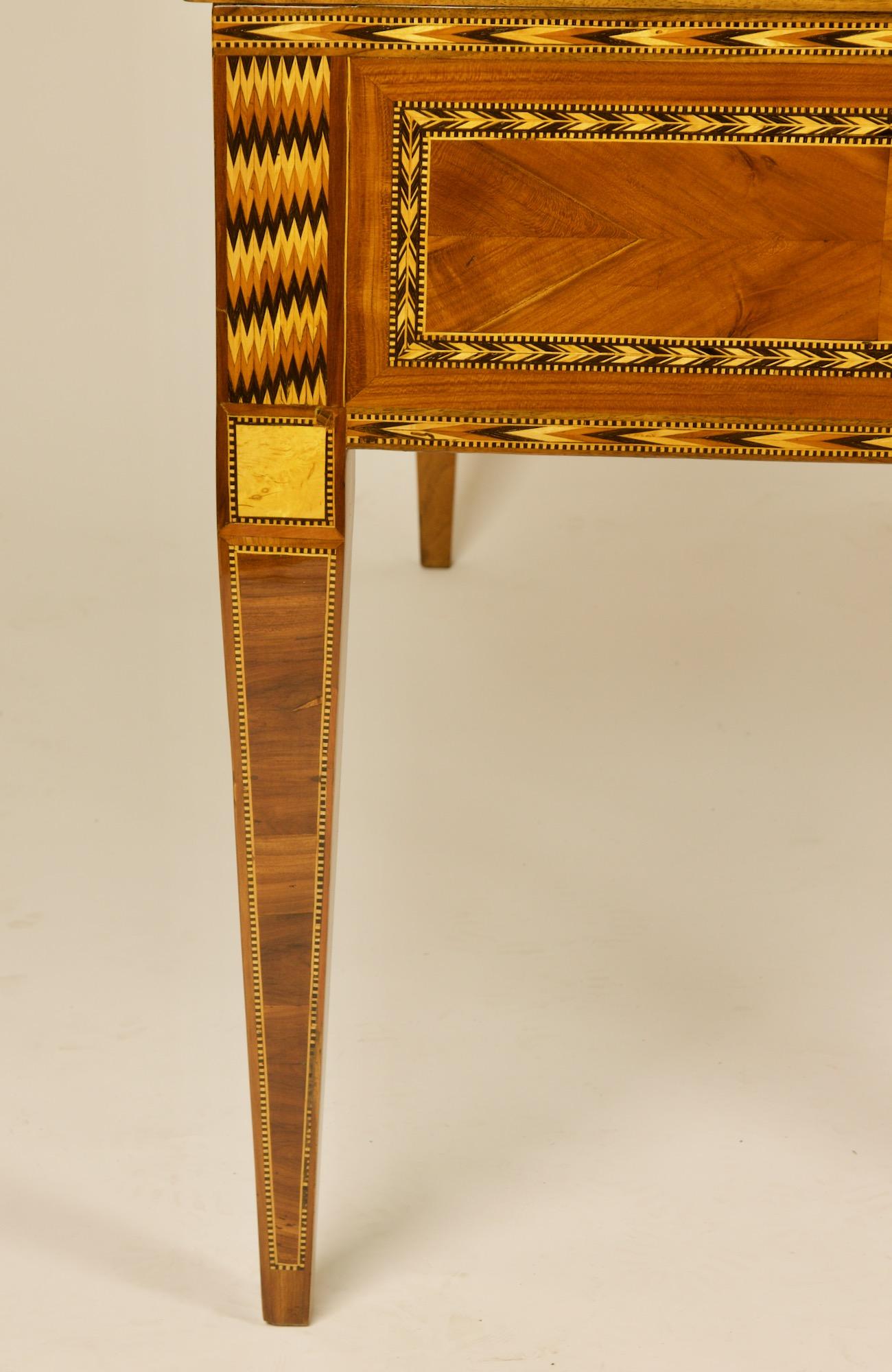 Großer Louis XVI-Intarsien-Schreibtisch oder -Büro-Zylindr, 18. Jahrhundert im Angebot 5
