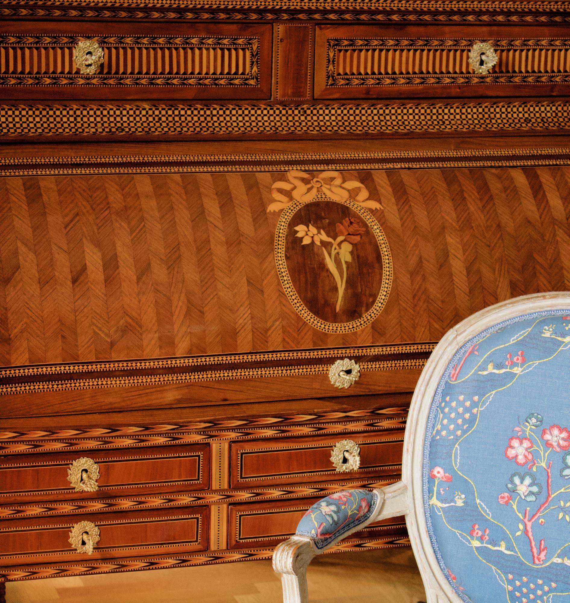 Französisch 18. Jahrhundert großen Louis XVI Intarsien Schreibtisch oder bureau à Cylindre

Eine außergewöhnliche Intarsien-Sekretärin in Form eines Bureaus mit Zylinderfront und auf einem Ständer mit vier rechteckigen, spitz zulaufenden Beinen.
