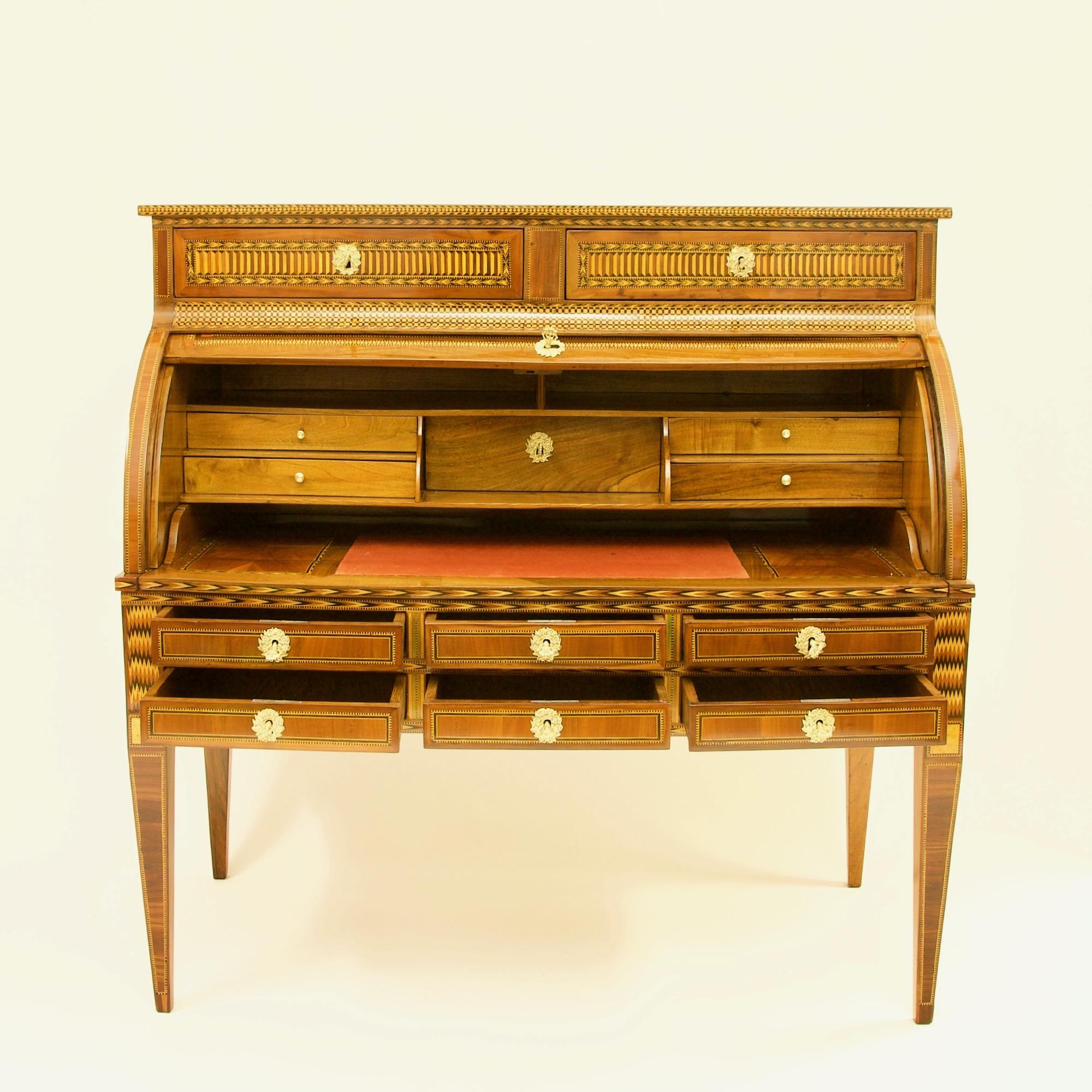 French 18th Century Large Louis XVI Marquetry Desk or Bureau à Cylindre In Good Condition For Sale In Berlin, DE