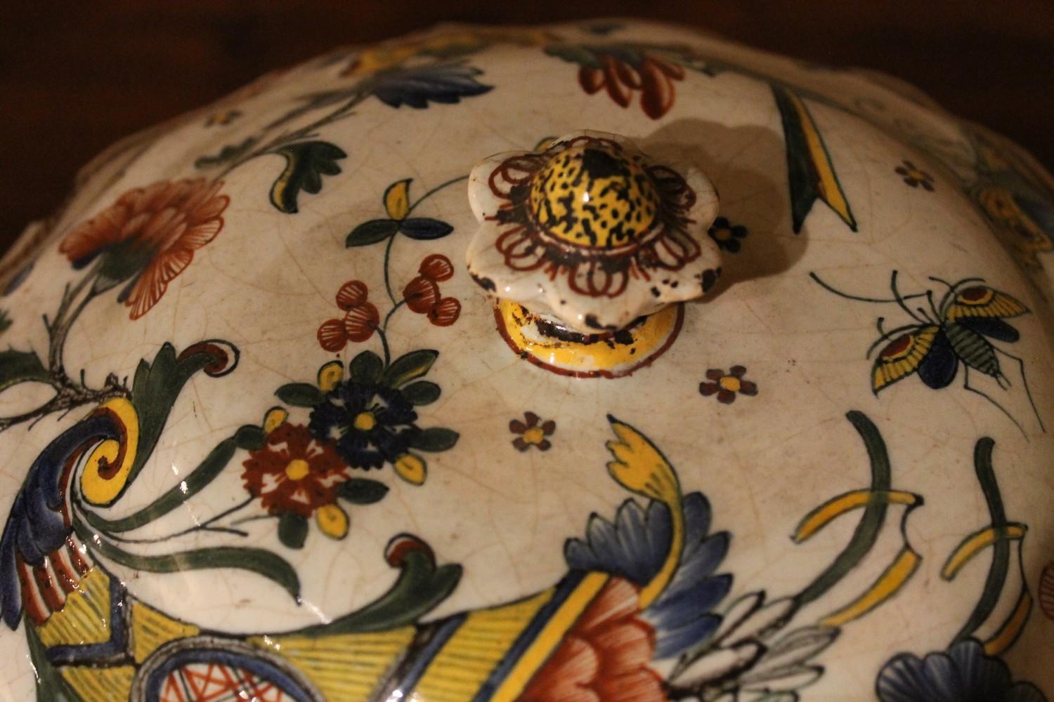Soupière à couvercle en faïence française ancienne peinte à la main avec des fleurs et des insectes en vente 2