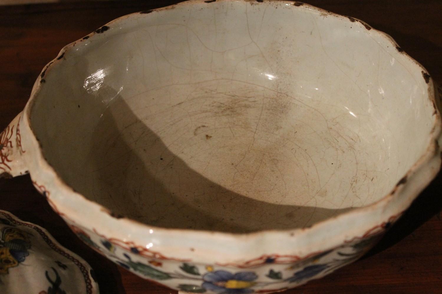 Soupière à couvercle en faïence française ancienne peinte à la main avec des fleurs et des insectes en vente 1