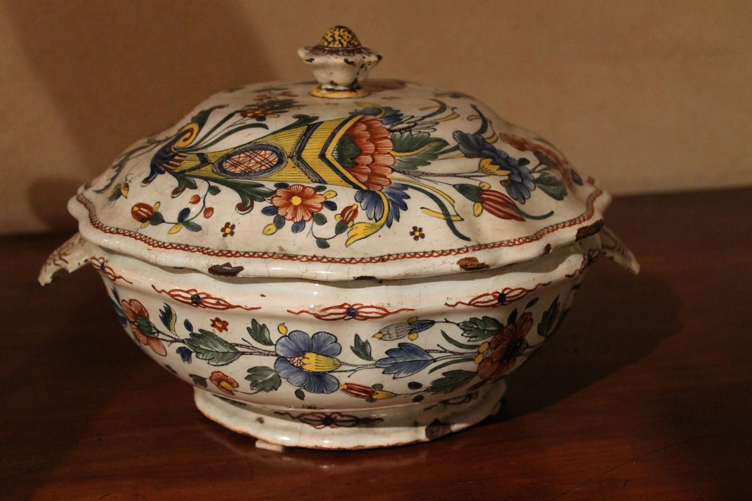 Soupière à couvercle en faïence française ancienne peinte à la main avec des fleurs et des insectes en vente 3