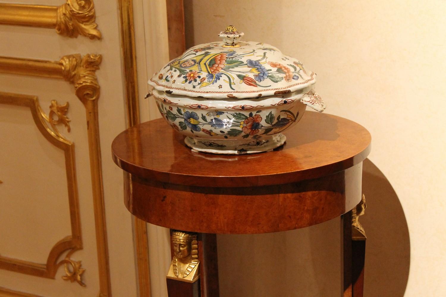 Soupière à couvercle en faïence française ancienne peinte à la main avec des fleurs et des insectes en vente 5