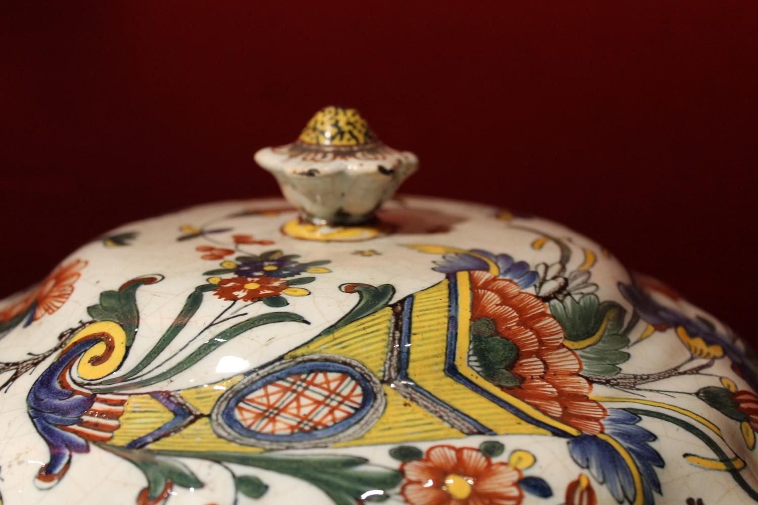 Français Soupière à couvercle en faïence française ancienne peinte à la main avec des fleurs et des insectes en vente