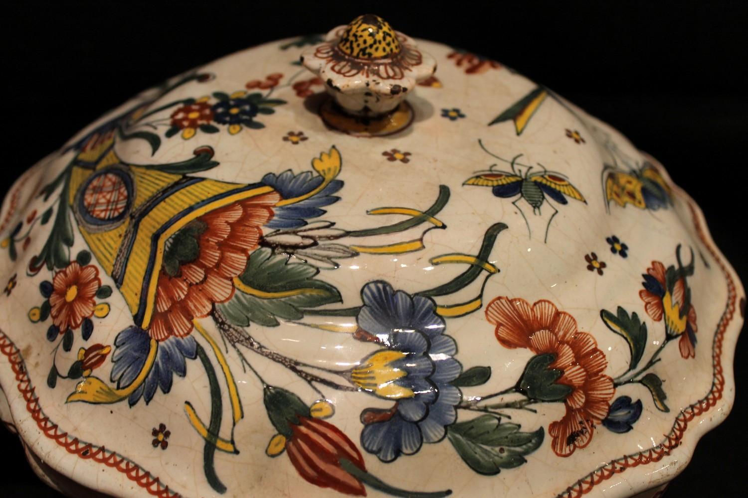 Antike französische Schale mit Deckel aus Fayence, Terrine mit Blumen und Insekten, handbemalt (18. Jahrhundert und früher) im Angebot