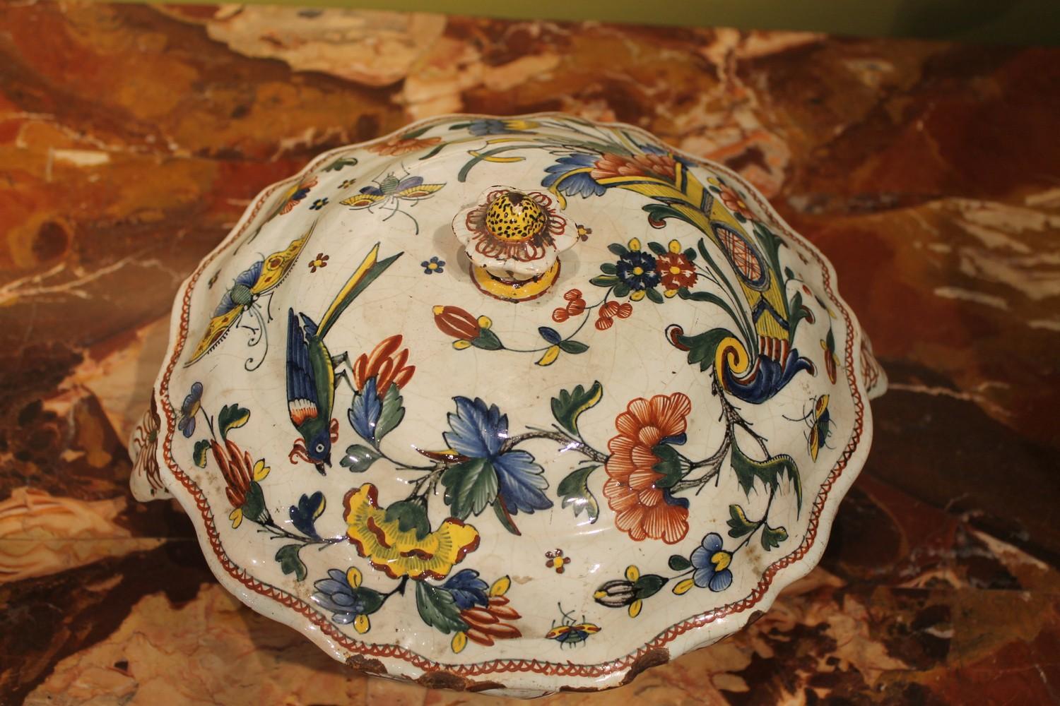 Antike französische Schale mit Deckel aus Fayence, Terrine mit Blumen und Insekten, handbemalt (Majolika) im Angebot
