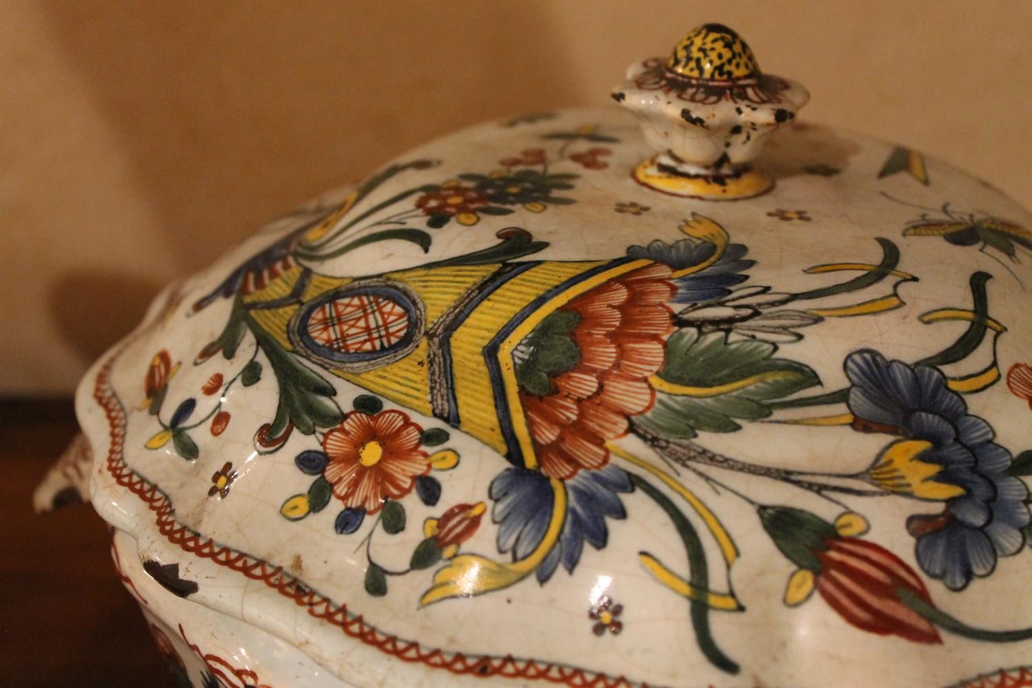 Antike französische Schale mit Deckel aus Fayence, Terrine mit Blumen und Insekten, handbemalt im Angebot 1