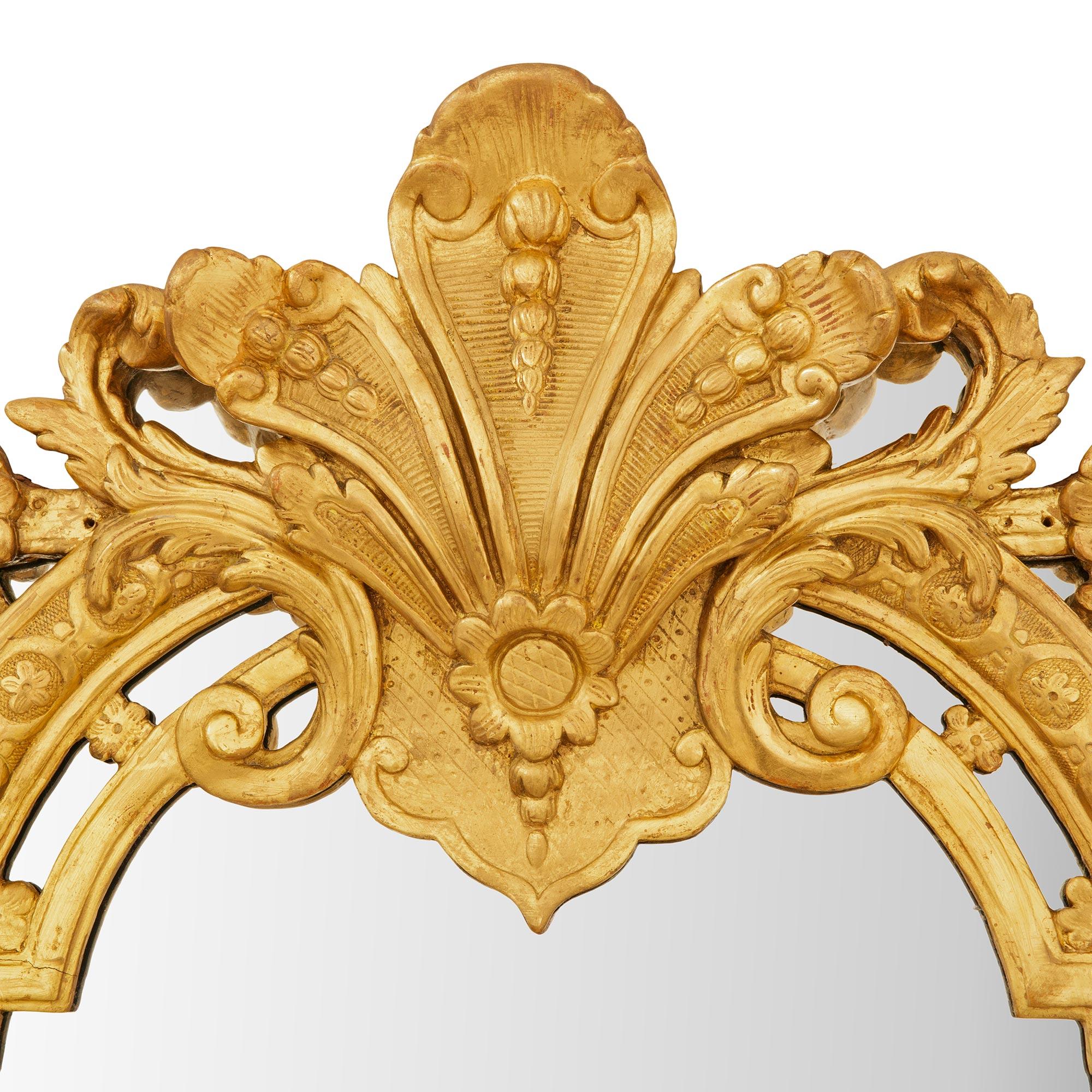 Espejo francés de madera dorada de la época Luis XIV del siglo XVIII en Bueno estado para la venta en West Palm Beach, FL