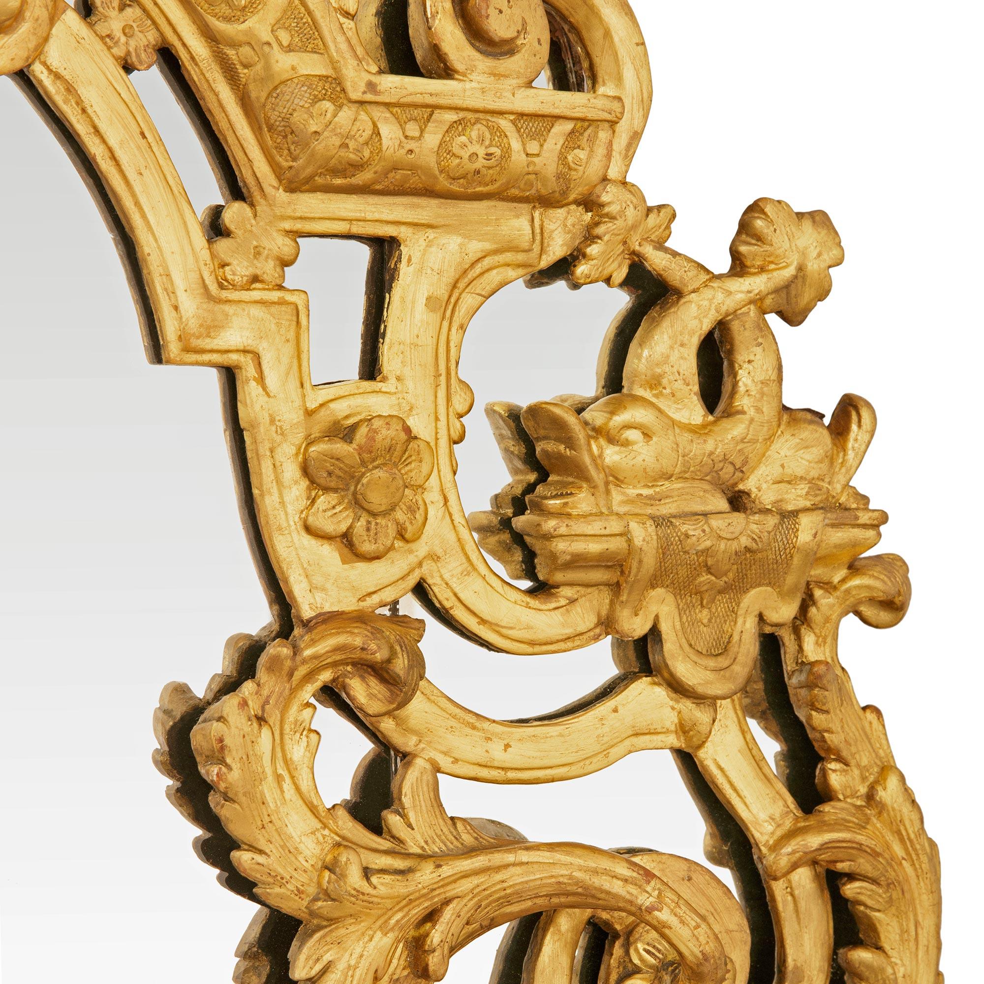 Espejo francés de madera dorada de la época Luis XIV del siglo XVIII siglo XVIII y antes en venta