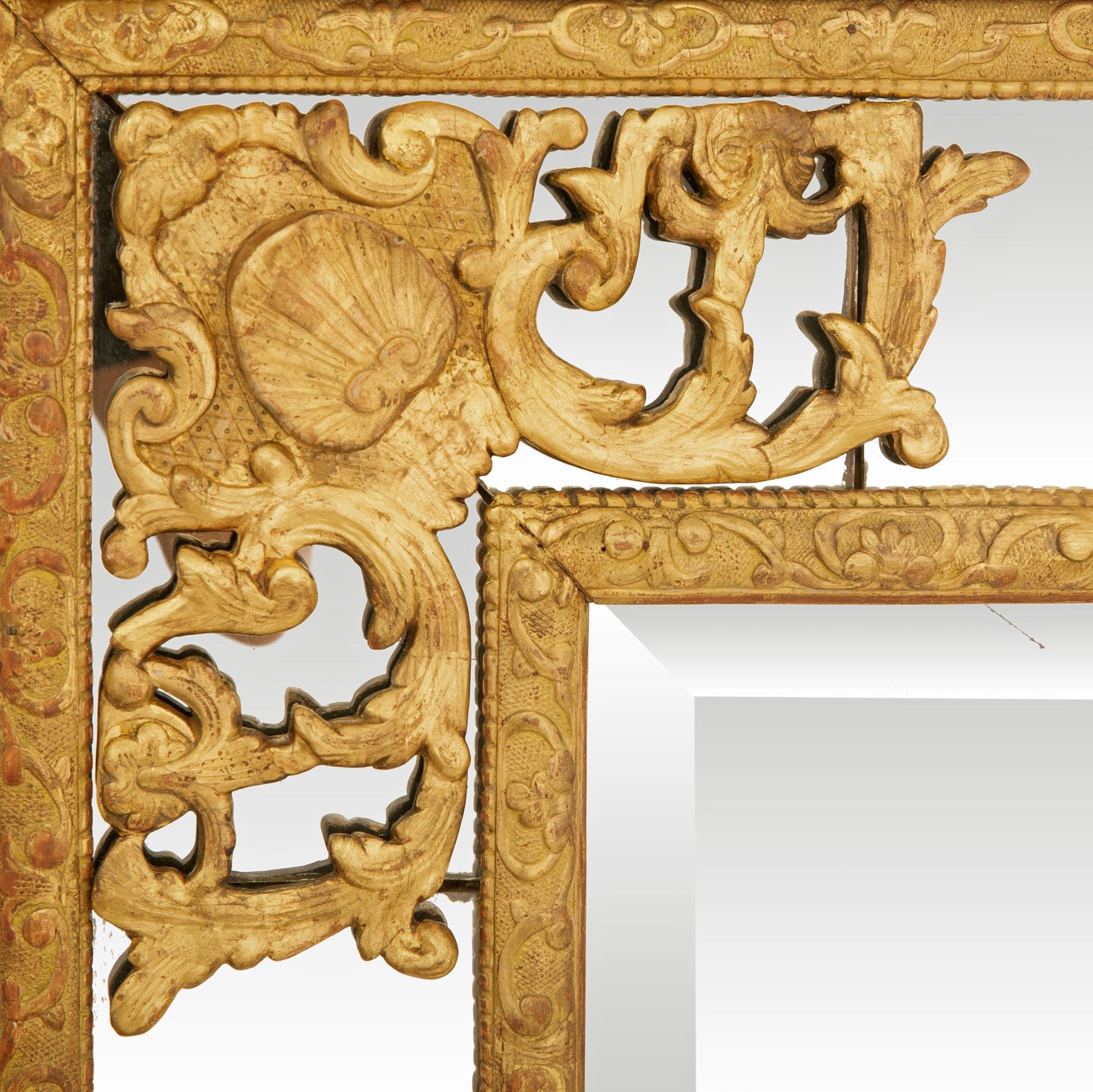 Espejo francés de madera dorada de la época Luis XIV del siglo XVIII en venta 1