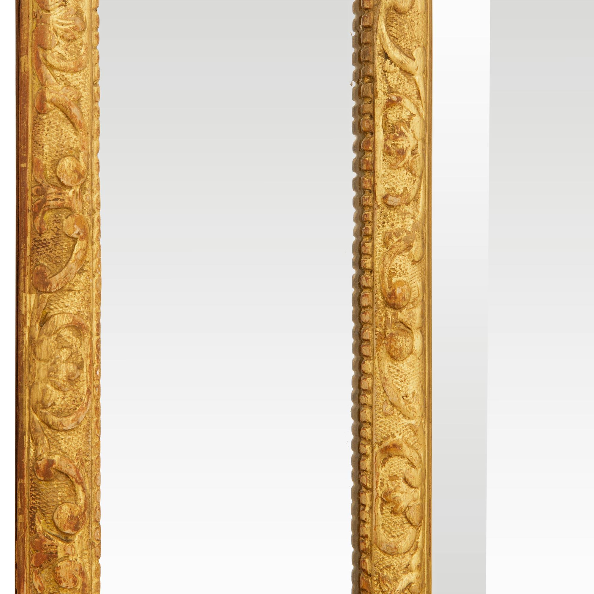 Espejo francés de madera dorada de la época Luis XIV del siglo XVIII en venta 2