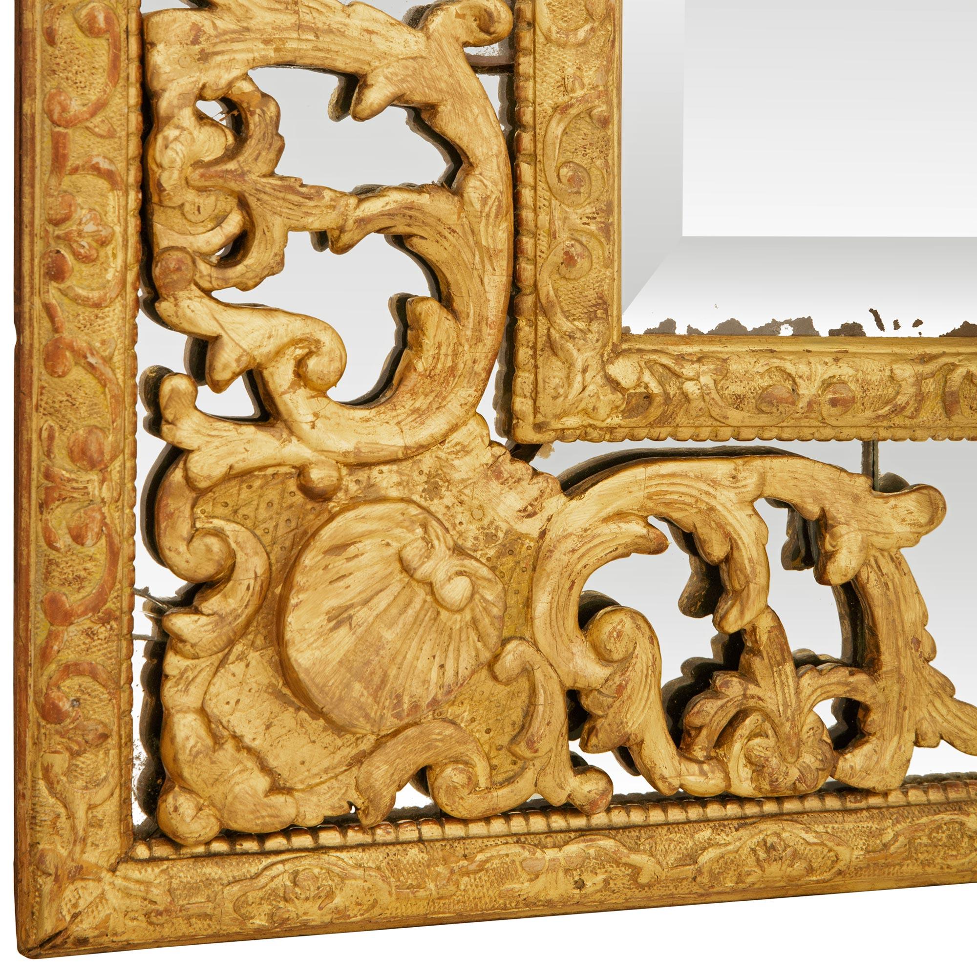 Espejo francés de madera dorada de la época Luis XIV del siglo XVIII en venta 3