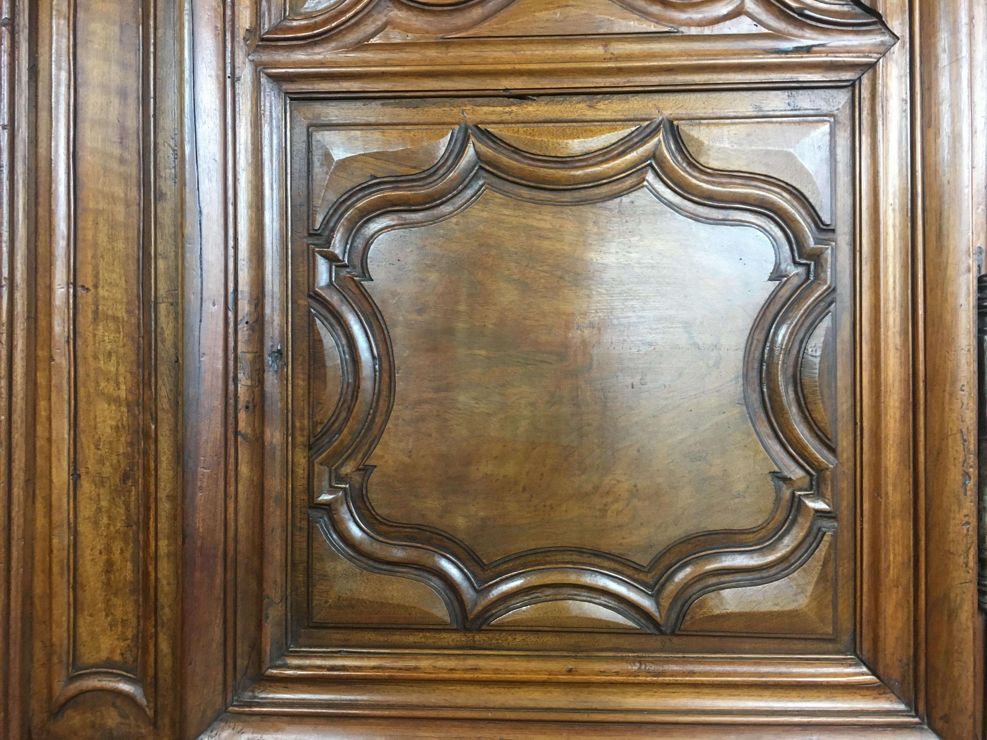 Ancienne armoire de mariage française du 18ème siècle de style Louis XV de Lyon 3