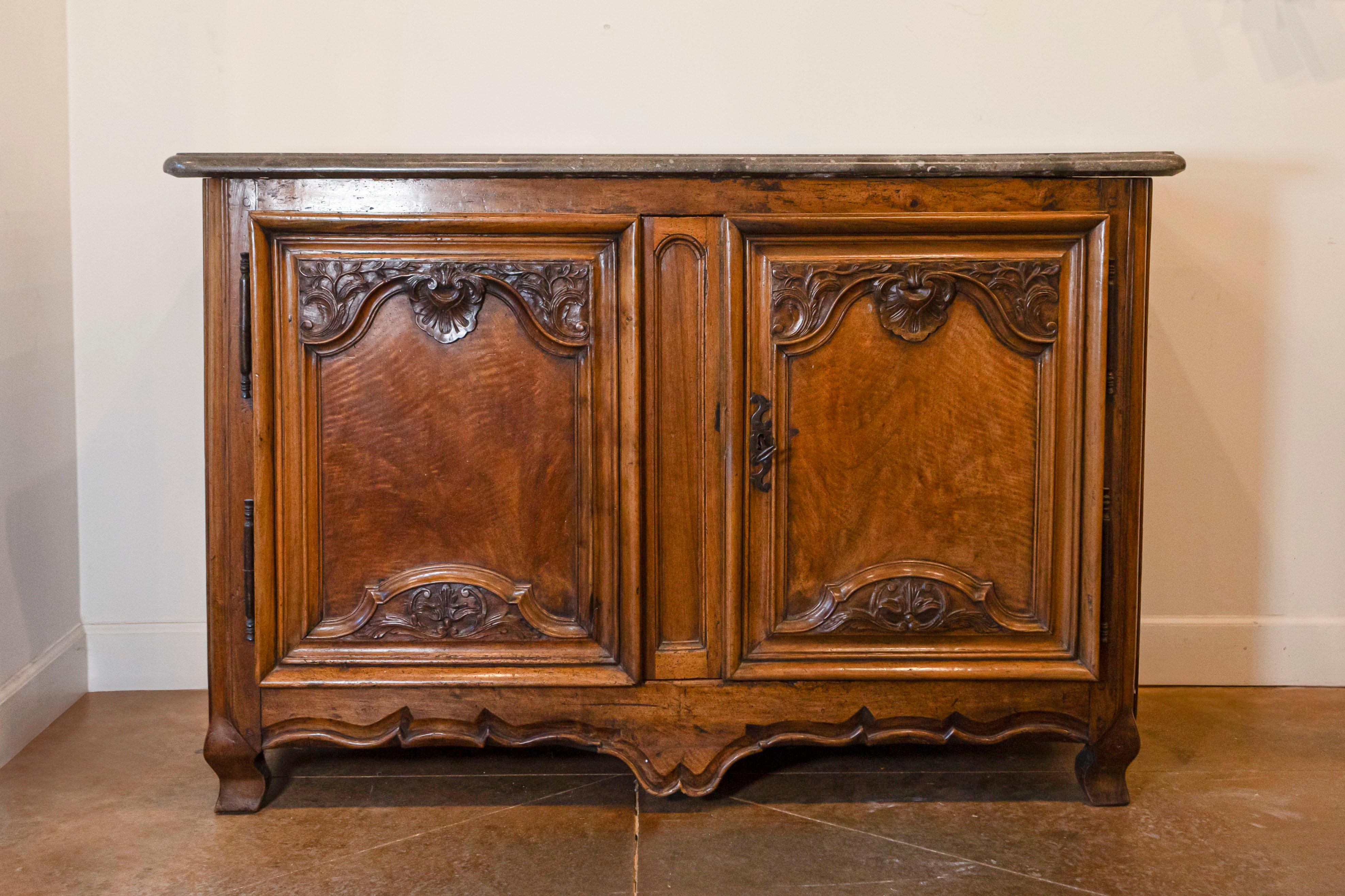 Un buffet de chasse francese del XVIII secolo di epoca Luigi XV proveniente dal Castello di Rosière nel dipartimento dell'Isère. Trovato nel Castello di Rosière, situato a Ruy-Montceau nel dipartimento dell'Isère orientale, questo squisito buffet de