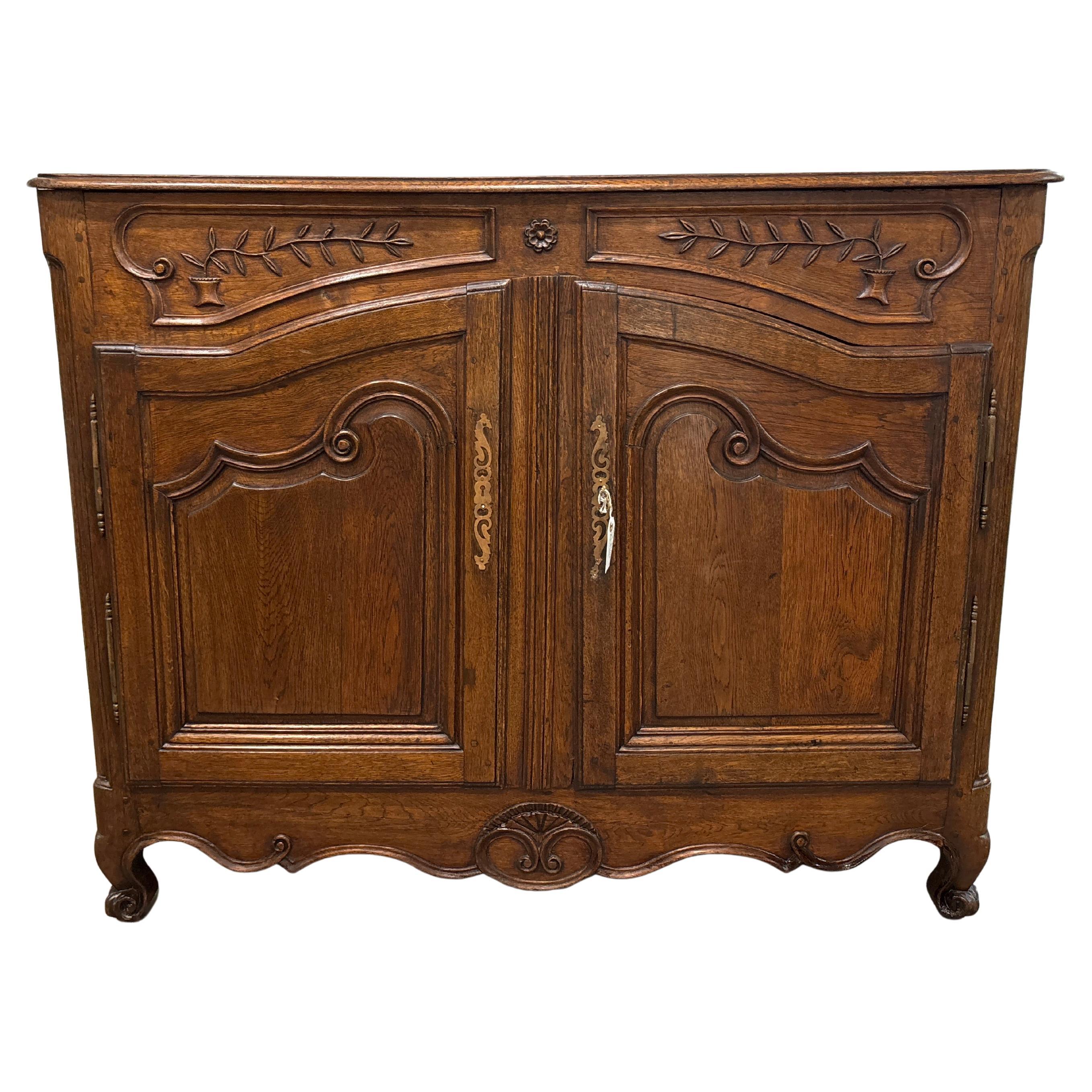 Questo bellissimo buffet è realizzato in Oak e ben intagliato.