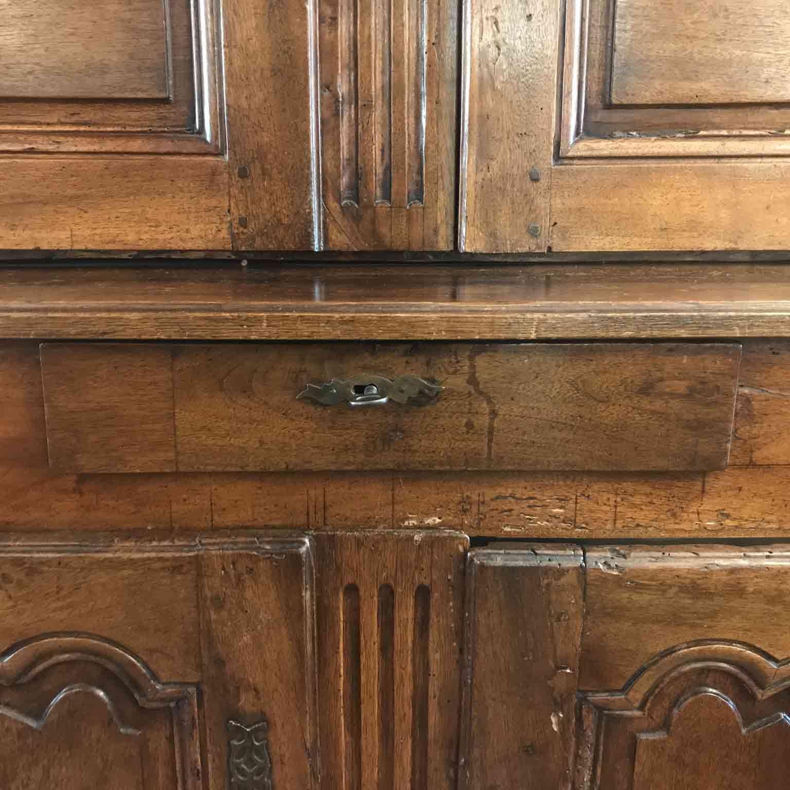 French 18th Century Louis XV Buffet Two-Part High Cupboard Sideboard Provencal In Good Condition For Sale In Milan, IT