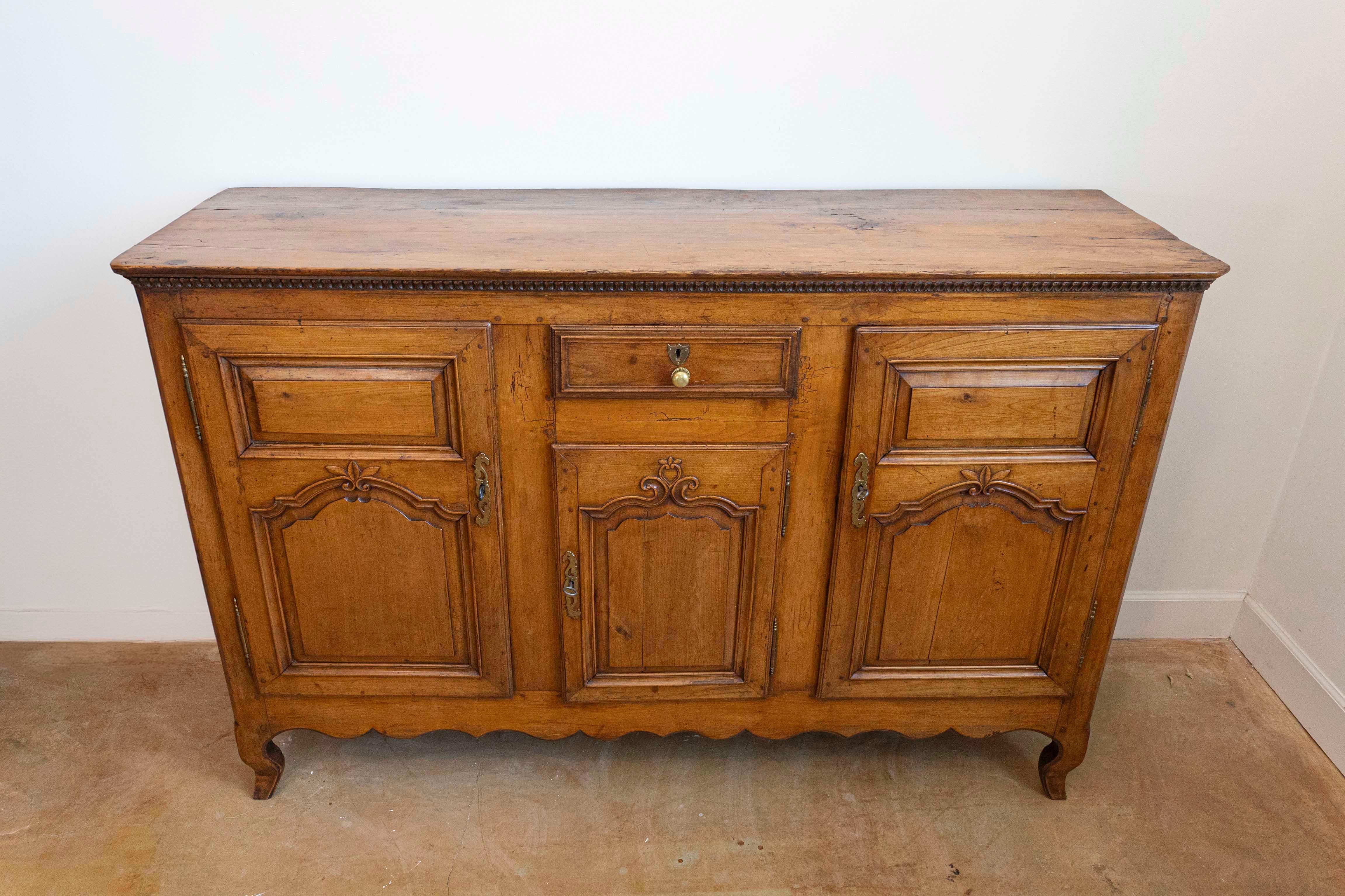 Enfilade francese del XVIII secolo Luigi XV in ciliegio con cassetto singolo e tre ante in vendita 4