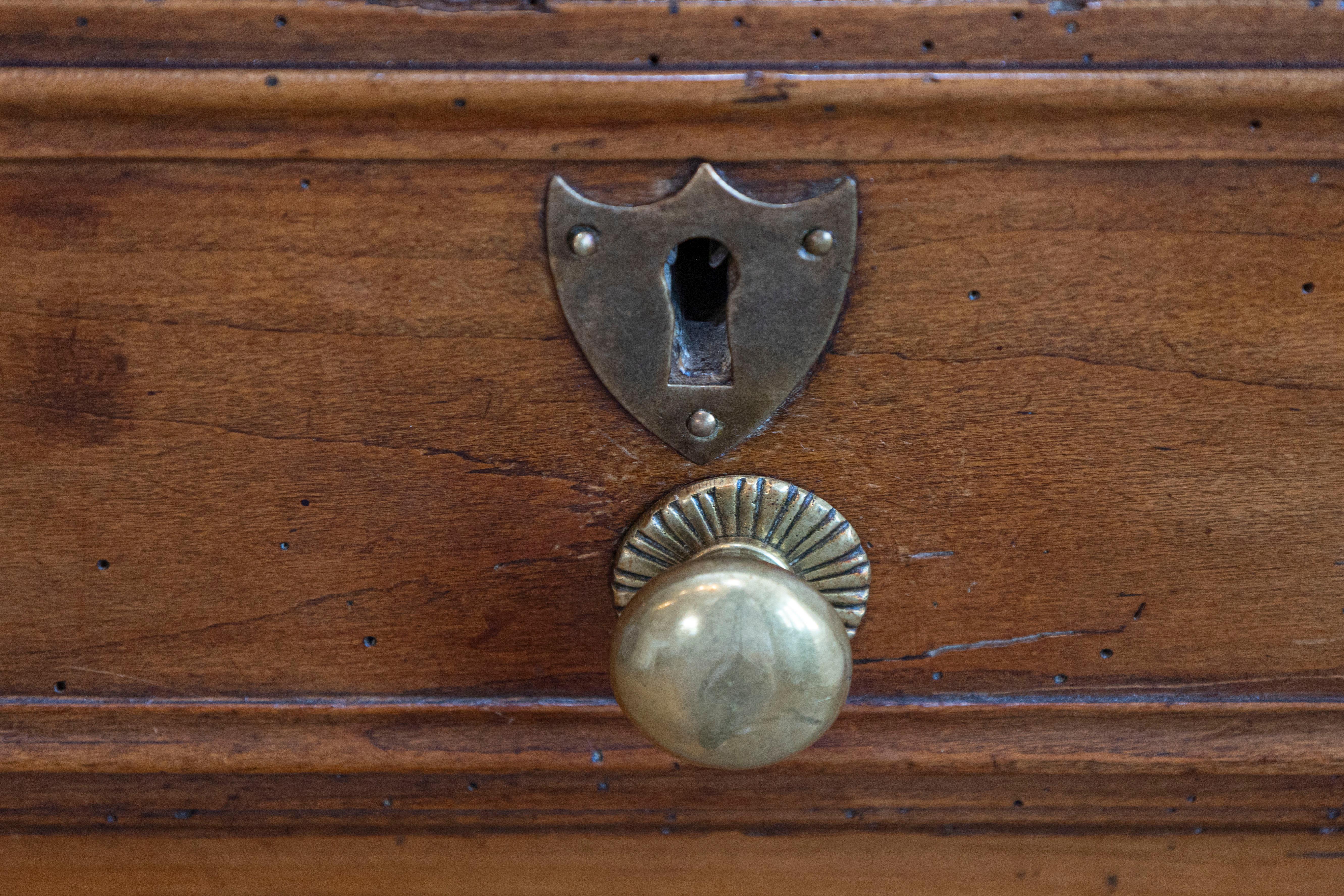 Legno Enfilade francese del XVIII secolo Luigi XV in ciliegio con cassetto singolo e tre ante in vendita