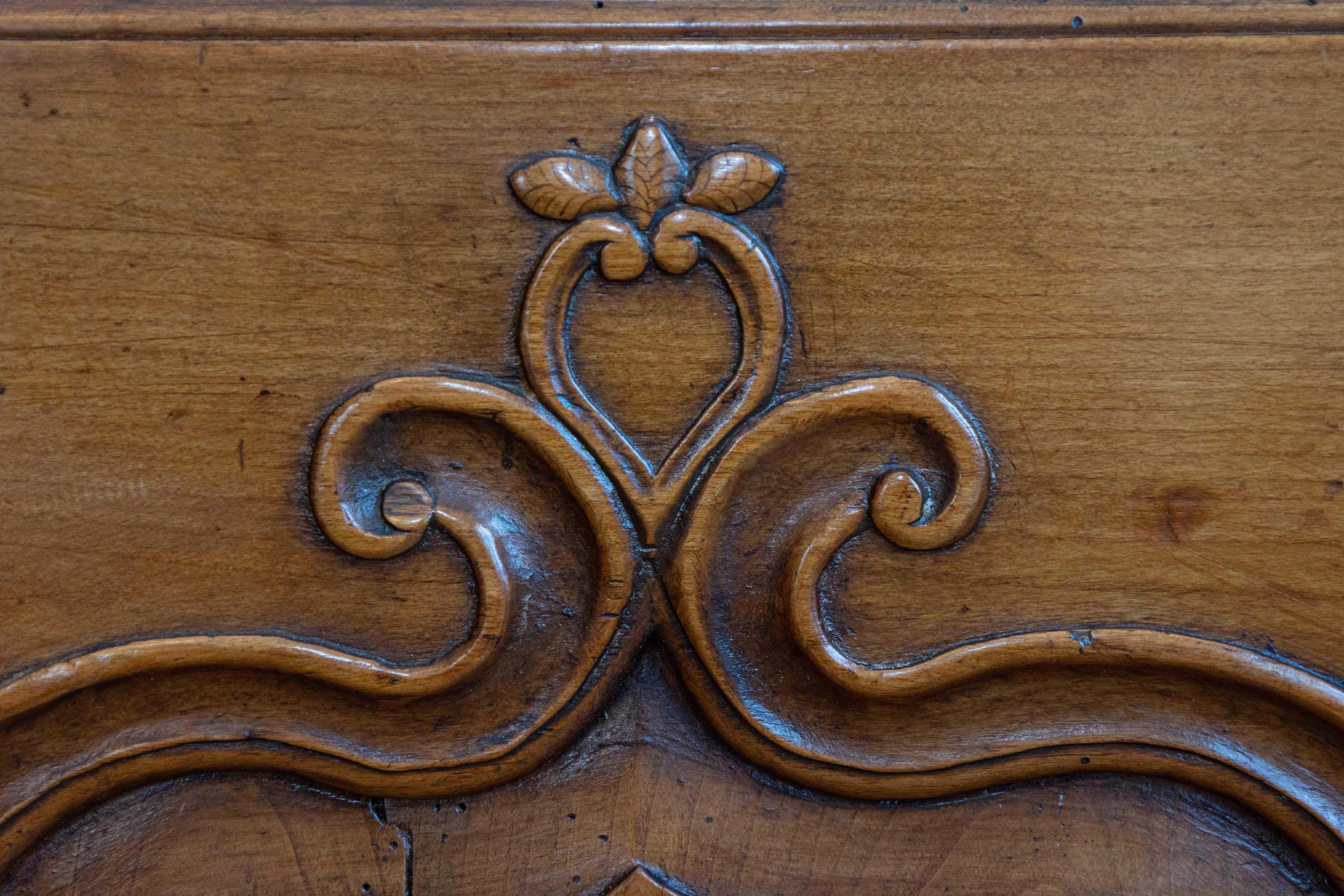 Enfilade francese del XVIII secolo Luigi XV in ciliegio con cassetto singolo e tre ante in vendita 1