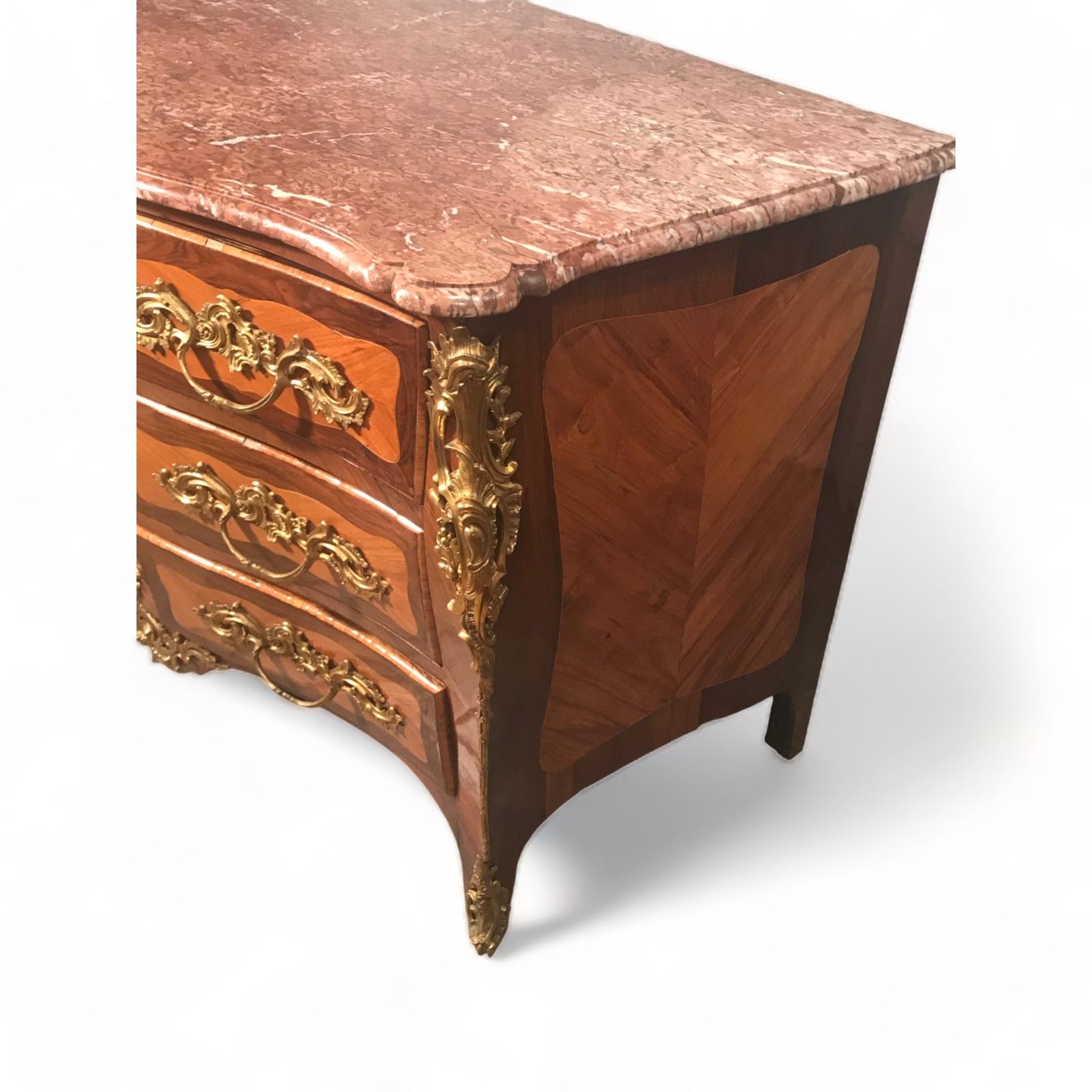 Veneer French 18th century Louis XV Chest of Drawers For Sale