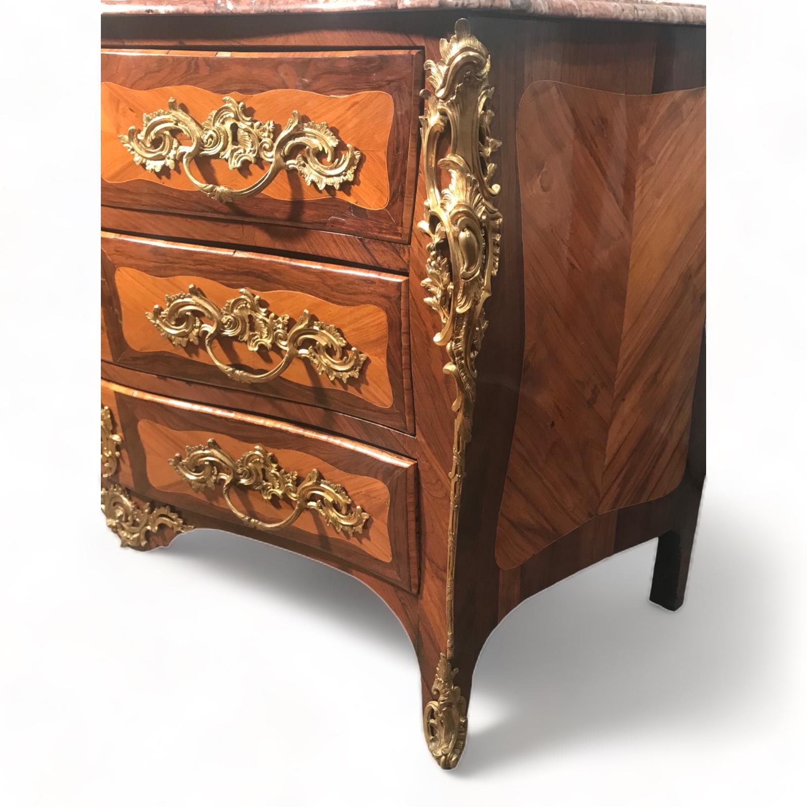 French 18th century Louis XV Chest of Drawers In Good Condition For Sale In Belmont, MA