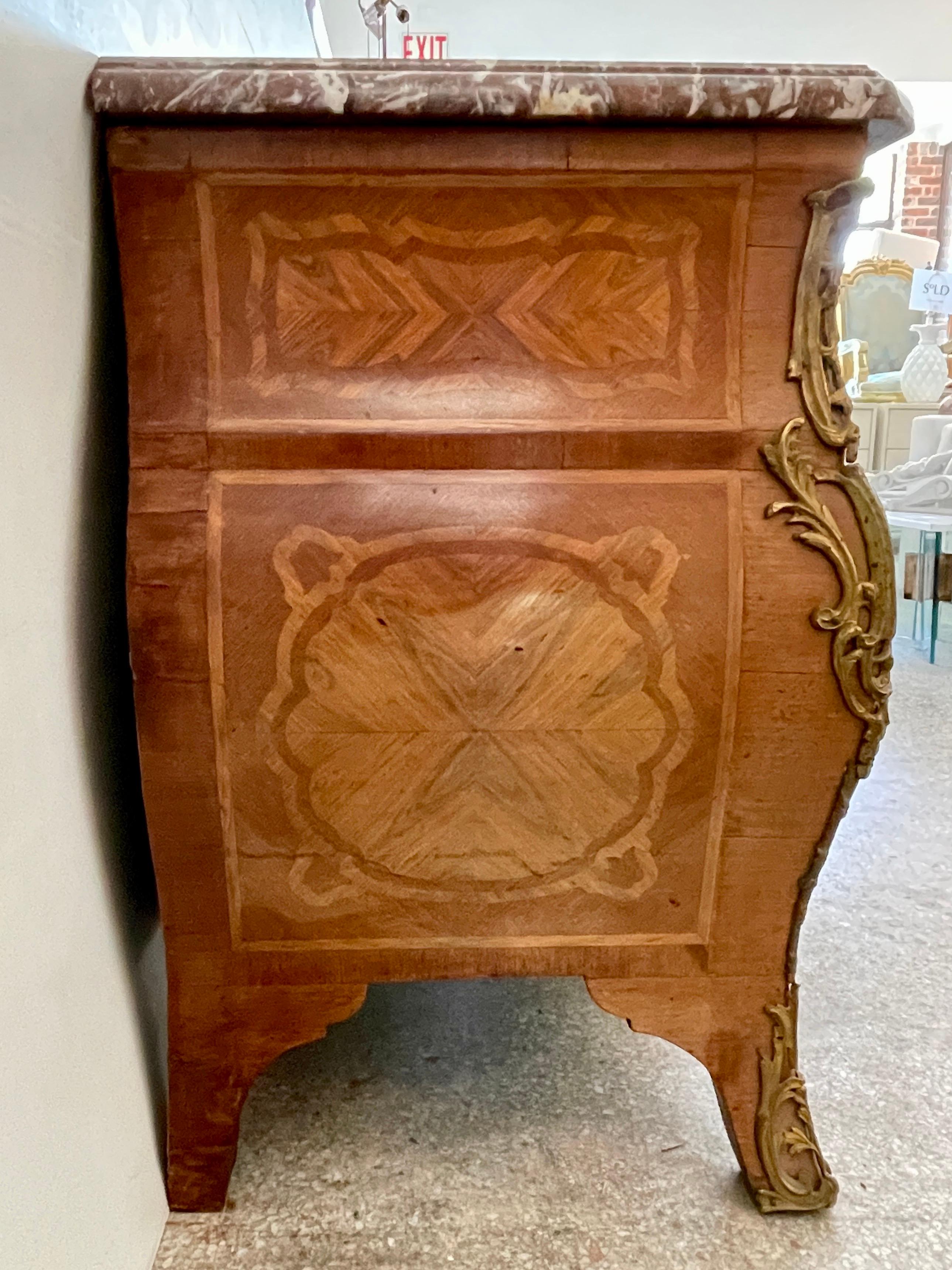 Provincial français Commode française du 18ème siècle de style Louis XV avec plateau en marbre signé en vente