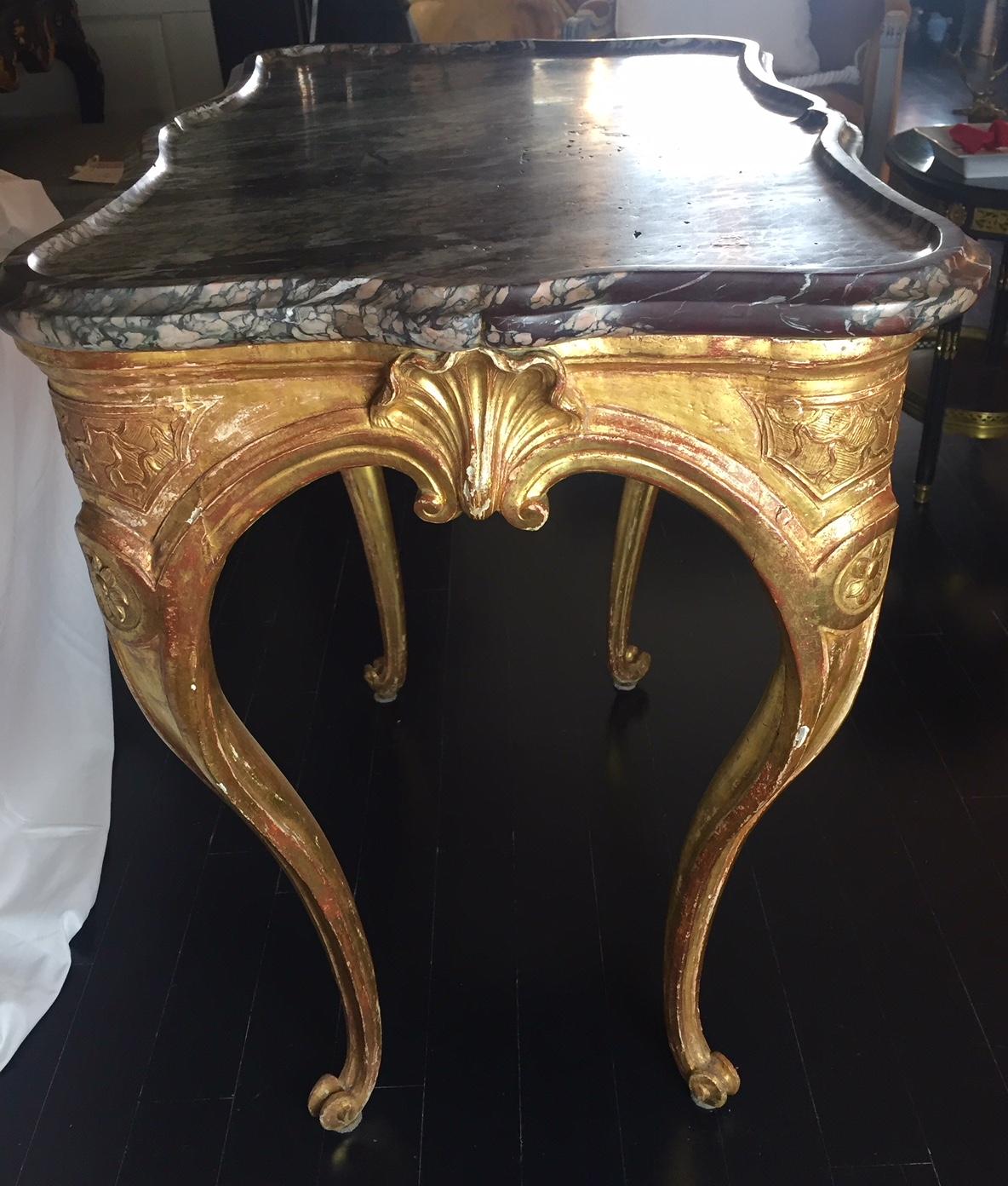 French 18th Century Louis XV Gilt Gesso Centre Table In Excellent Condition In Montreal, Quebec