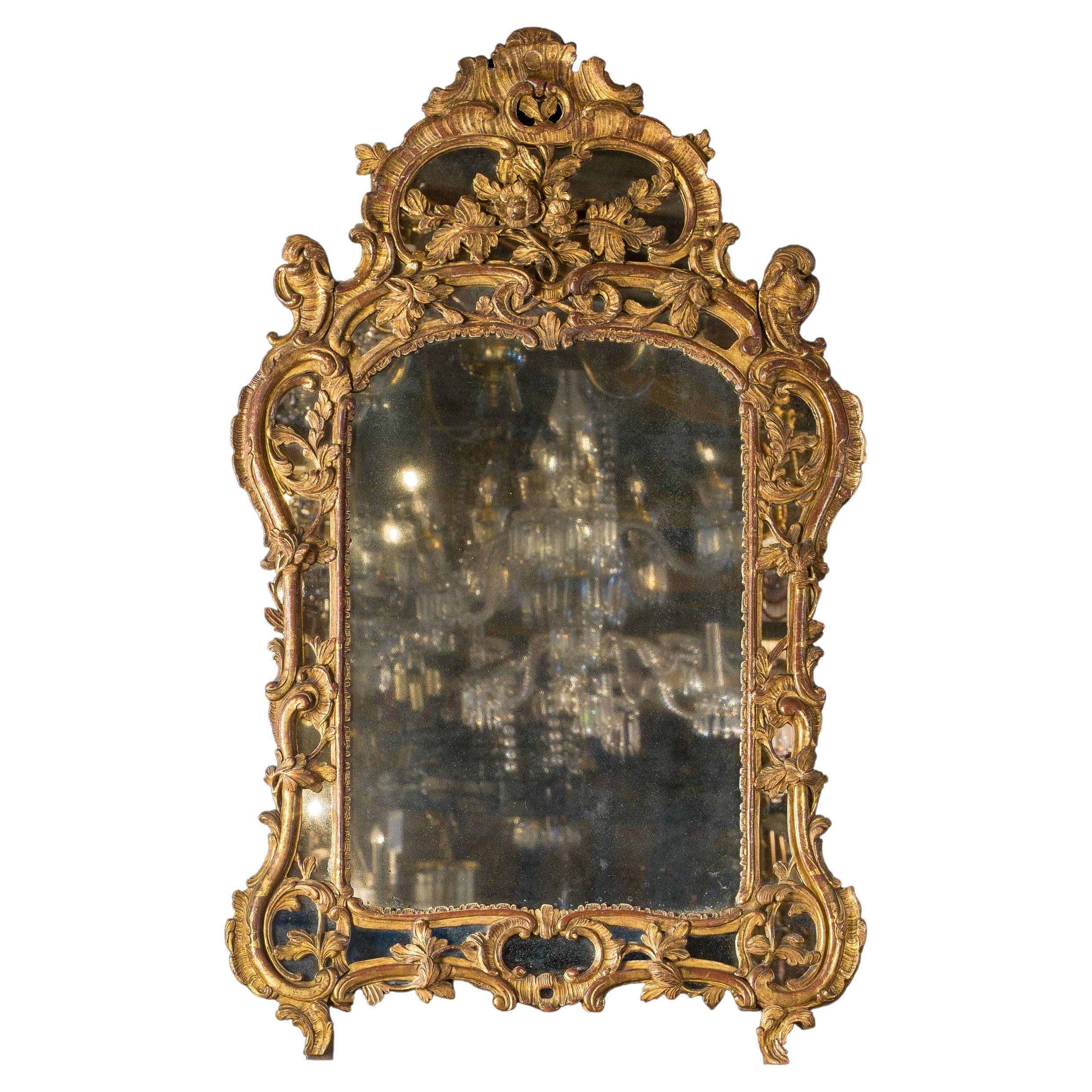 Miroir en bois doré Louis XV du XVIIIe siècle